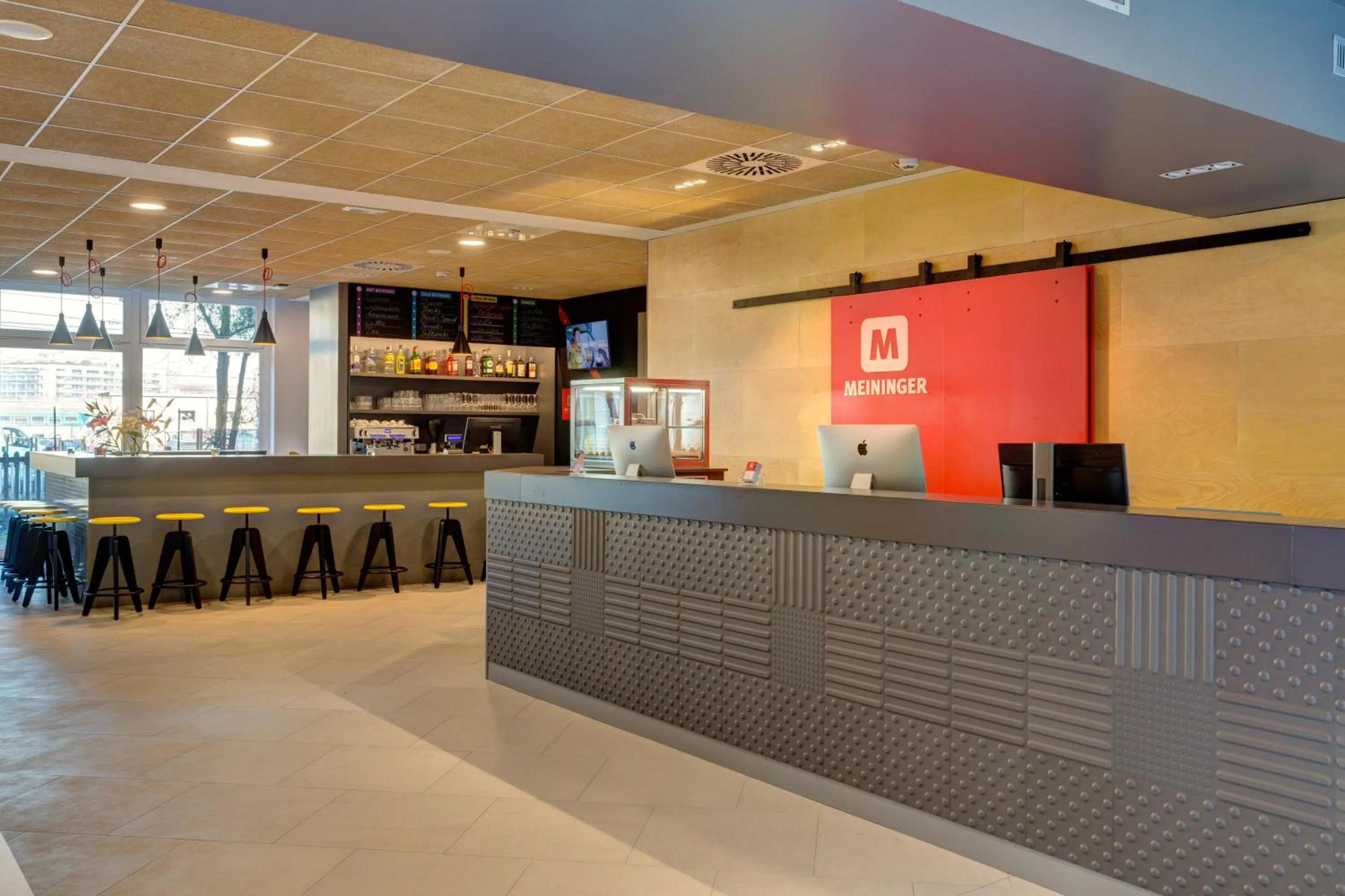 Lobby or reception in MEININGER Milano Garibaldi
