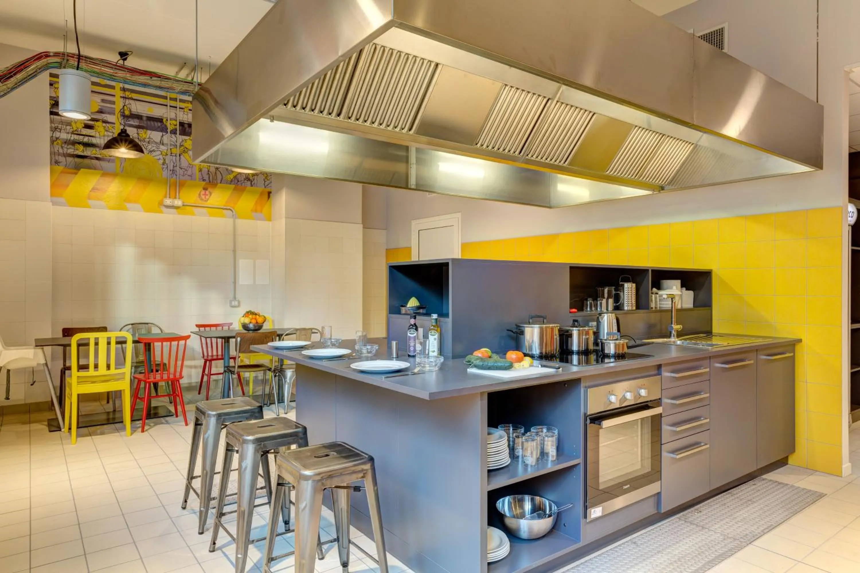 Communal kitchen in MEININGER Milano Garibaldi