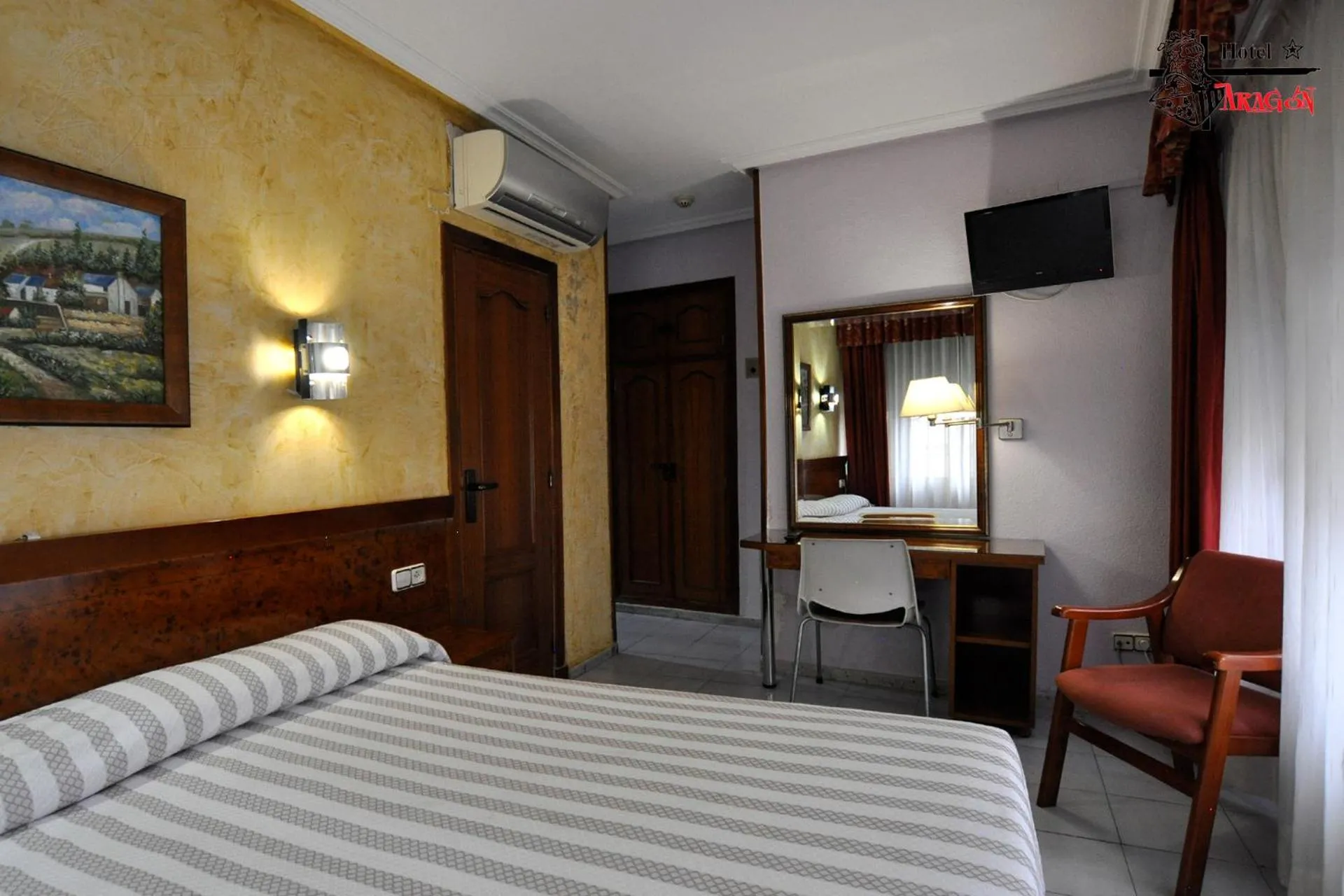 Bed in Hotel Aragón