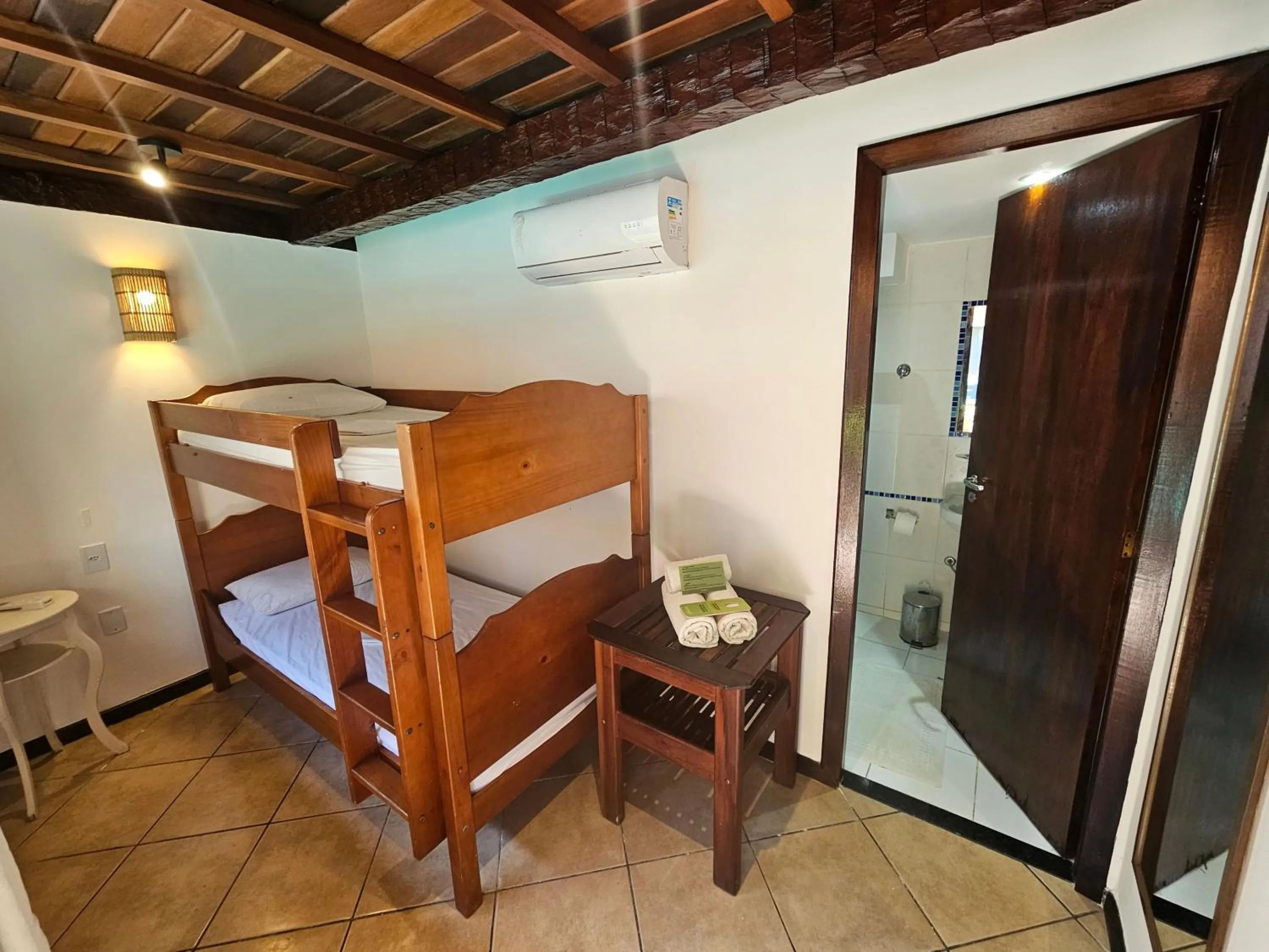 Twin Room with Bathroom in Bamboo Búzios Hostel