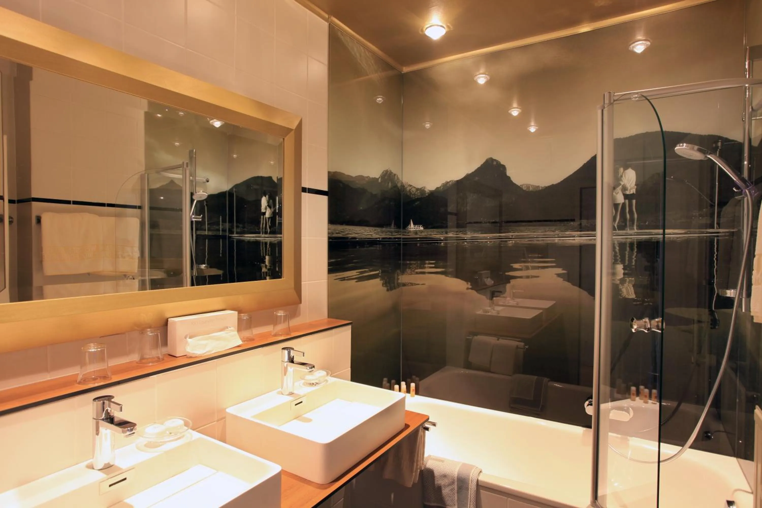 Shower in Romantik Residenz (Ferienwohnungen Hotel Im Weissen Rössl) - Dependance