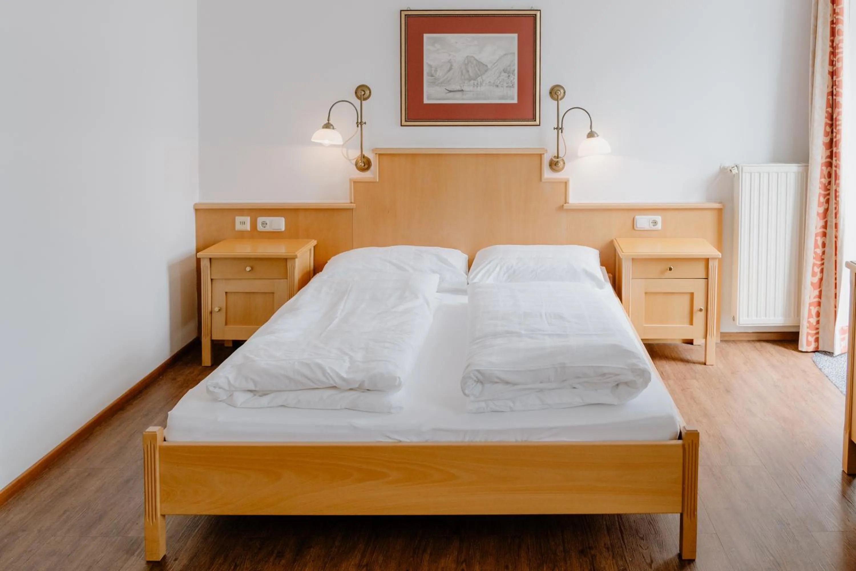 Bed in Romantik Residenz (Ferienwohnungen Hotel Im Weissen Rössl) - Dependance