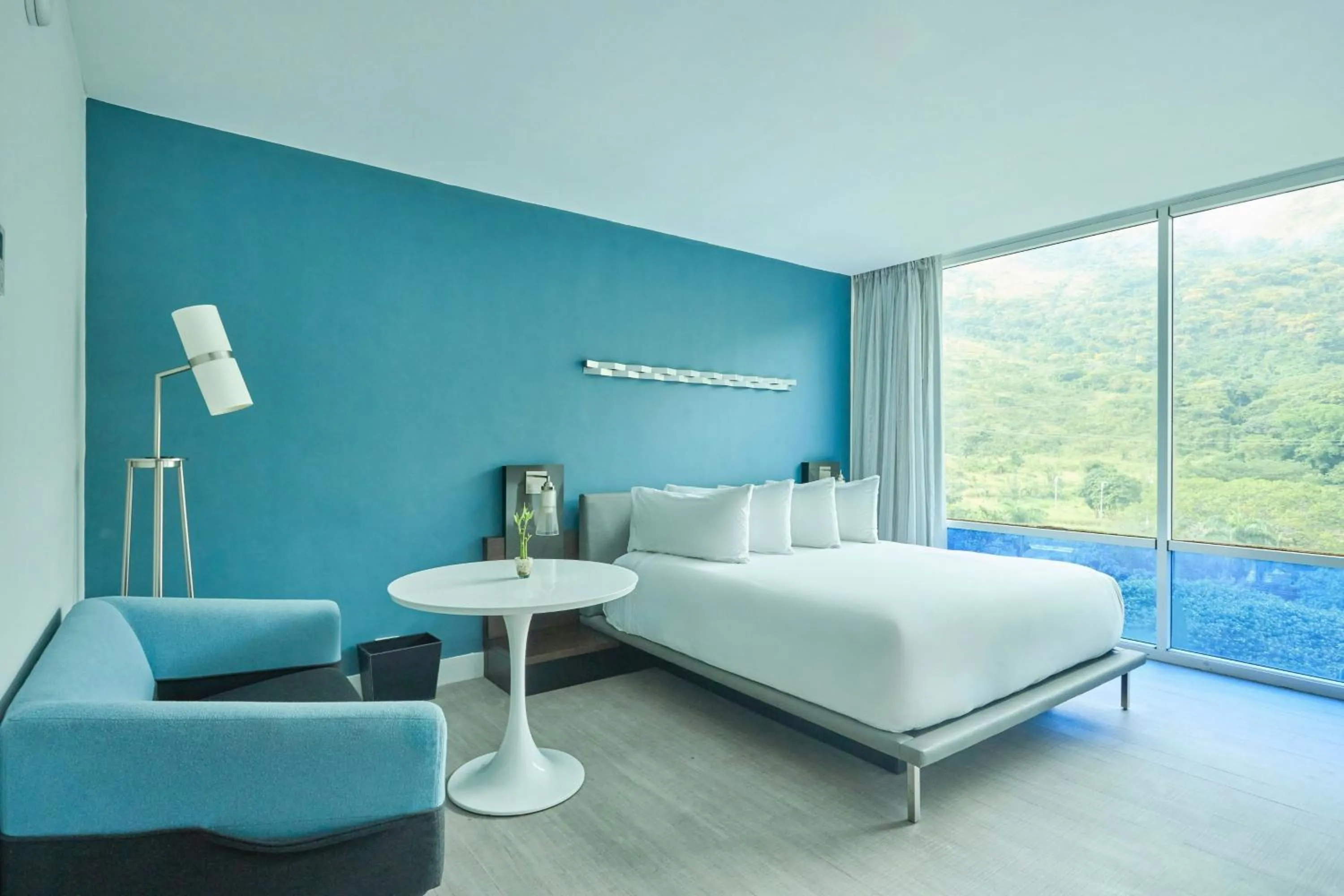 Photo of the whole room, Bed in Marriott Maracay Golf Resort