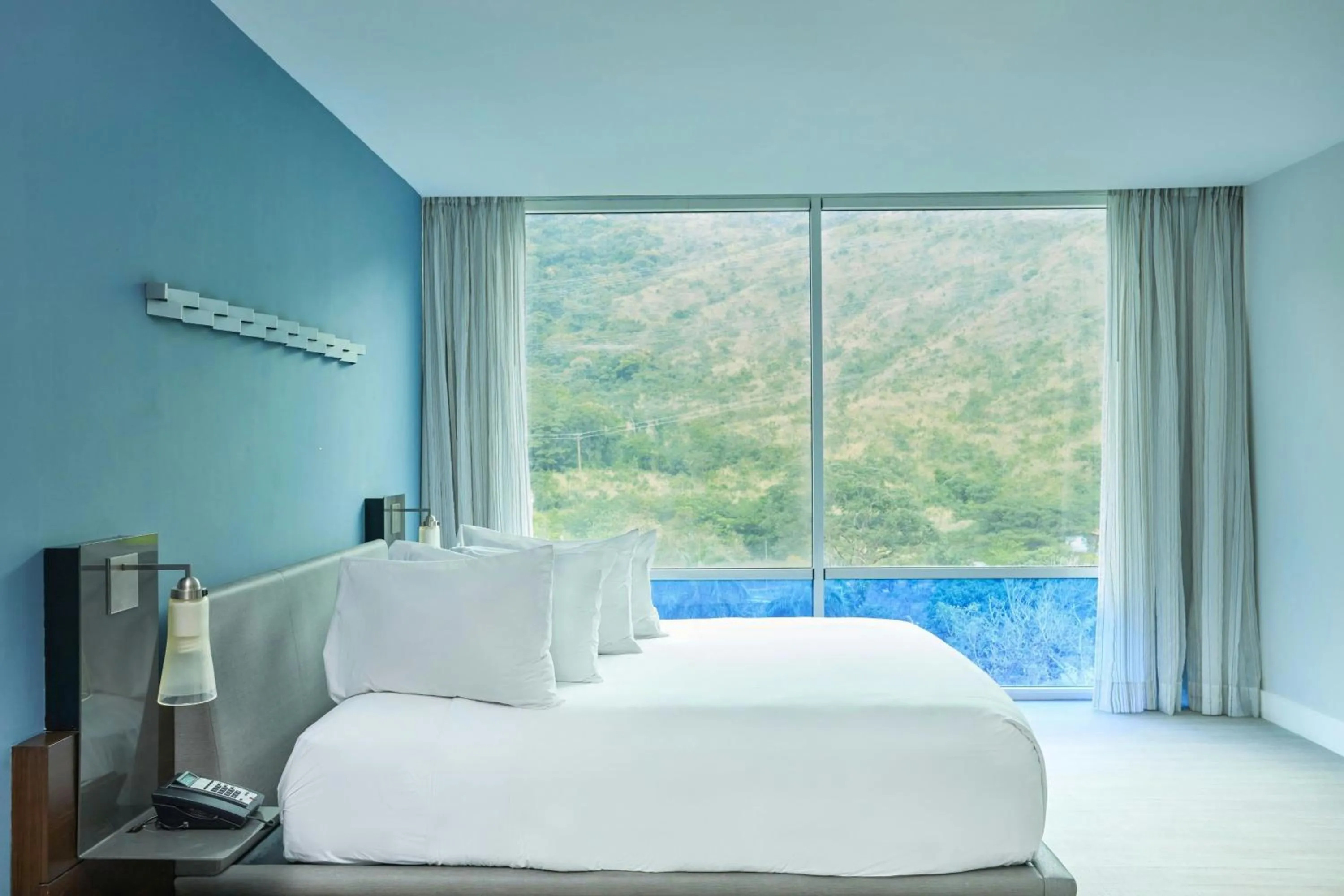 Photo of the whole room, Bed in Marriott Maracay Golf Resort