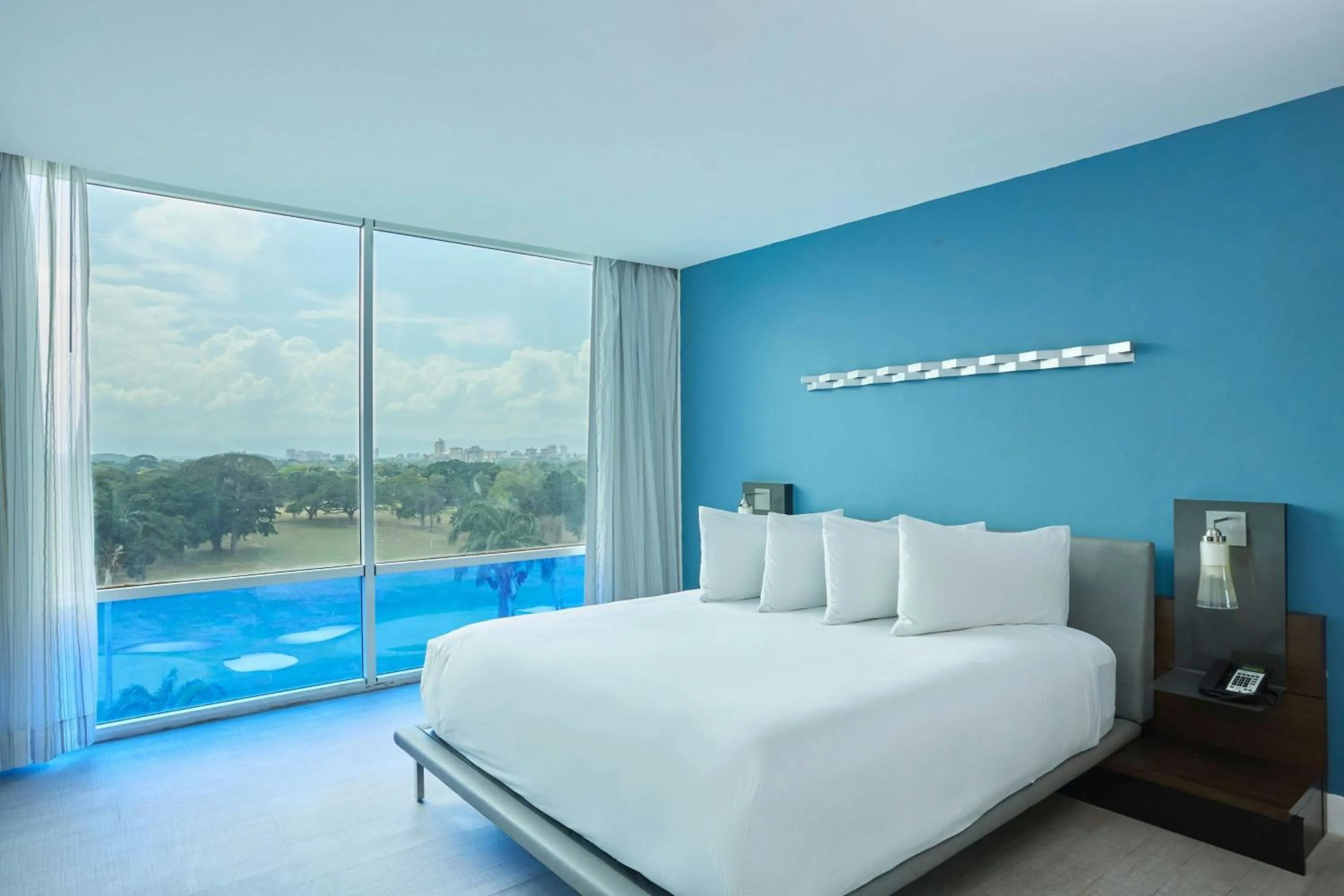 Photo of the whole room, Bed in Marriott Maracay Golf Resort