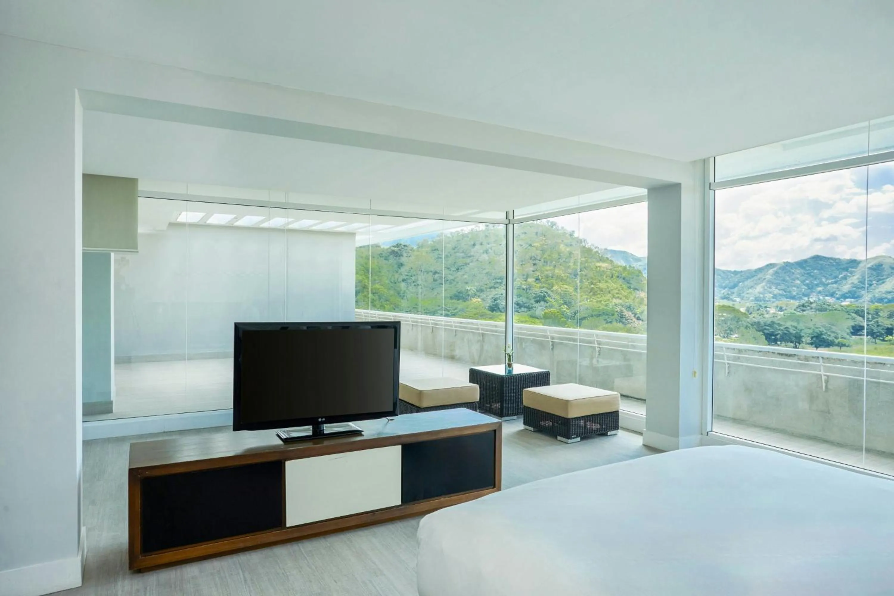 Photo of the whole room, Bed in Marriott Maracay Golf Resort