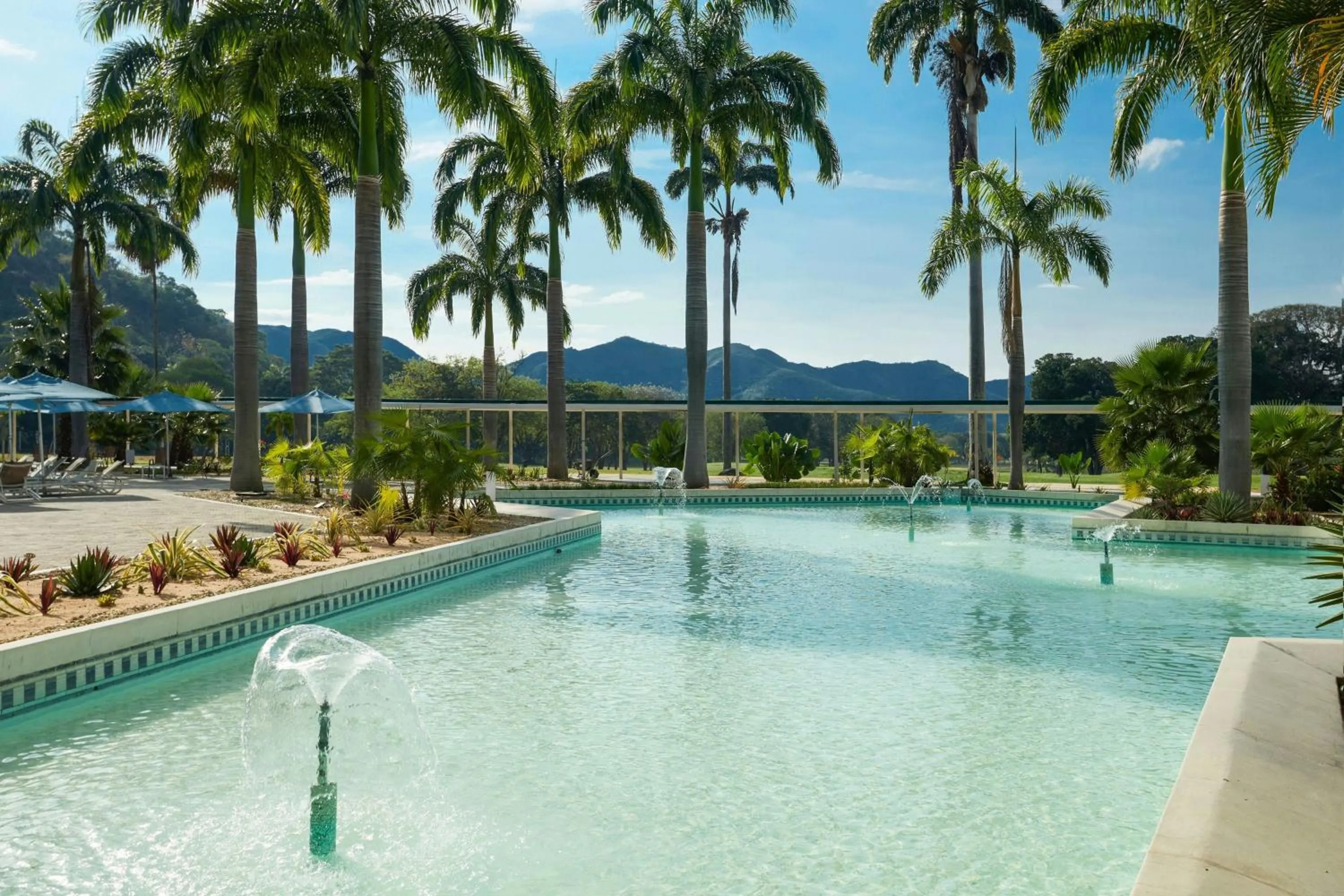 Swimming pool in Marriott Maracay Golf Resort