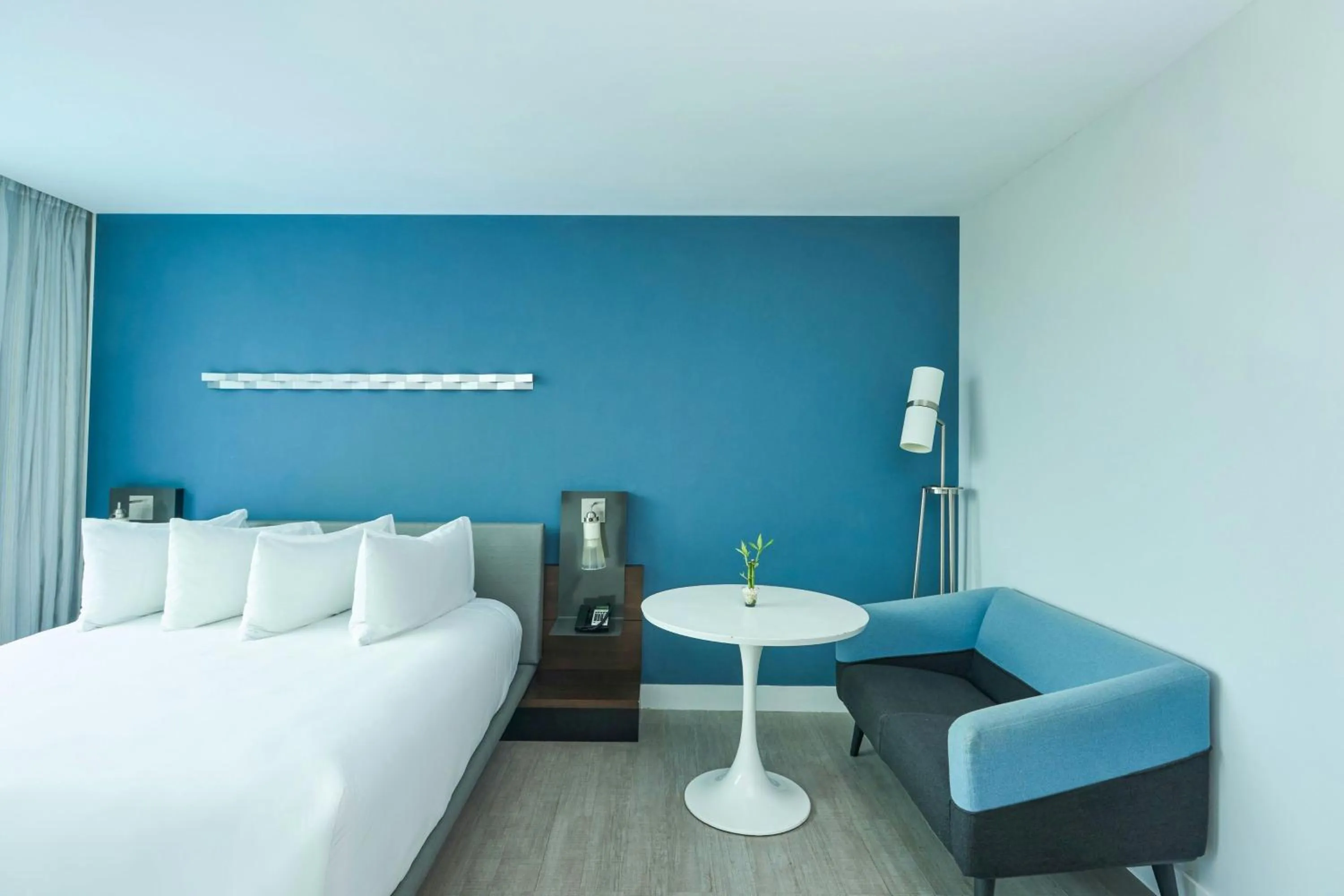 Photo of the whole room, Bed in Marriott Maracay Golf Resort