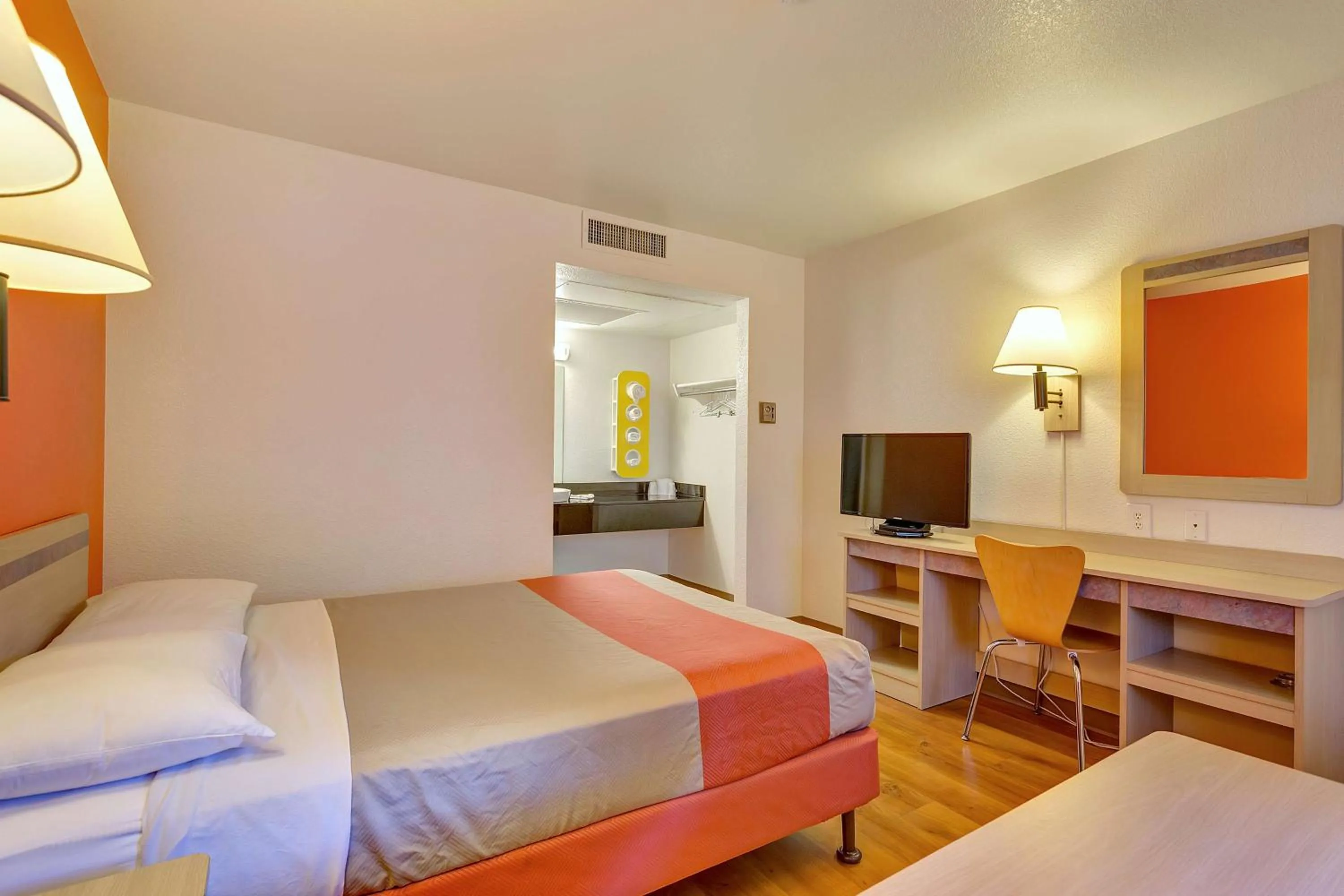 TV and multimedia, Bed in Super 8 by Wyndham Santa Rosa North