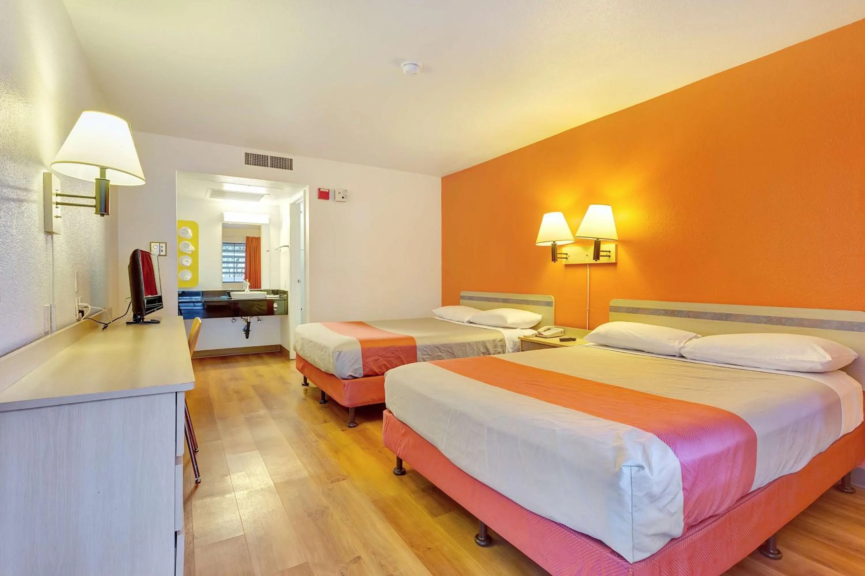 Bedroom, Bed in Super 8 by Wyndham Santa Rosa North