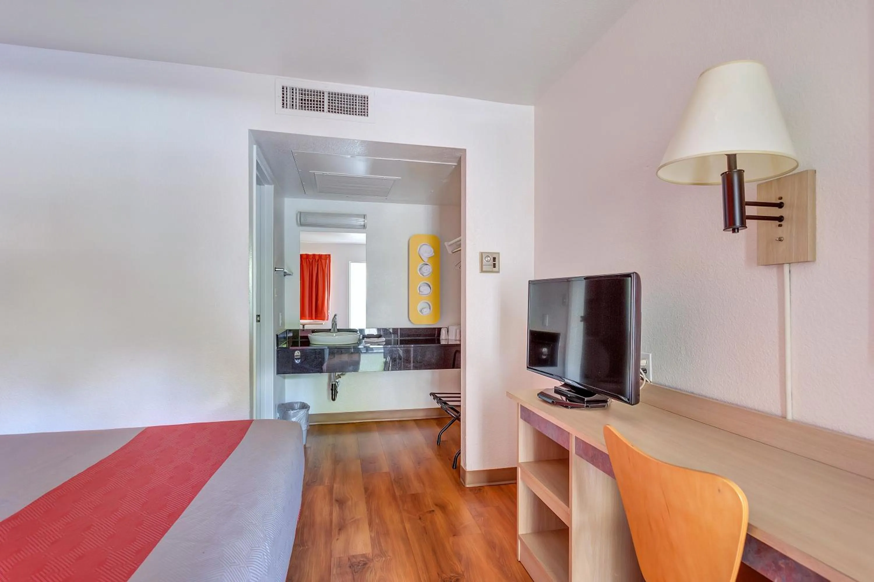 TV and multimedia, Bed in Super 8 by Wyndham Santa Rosa North