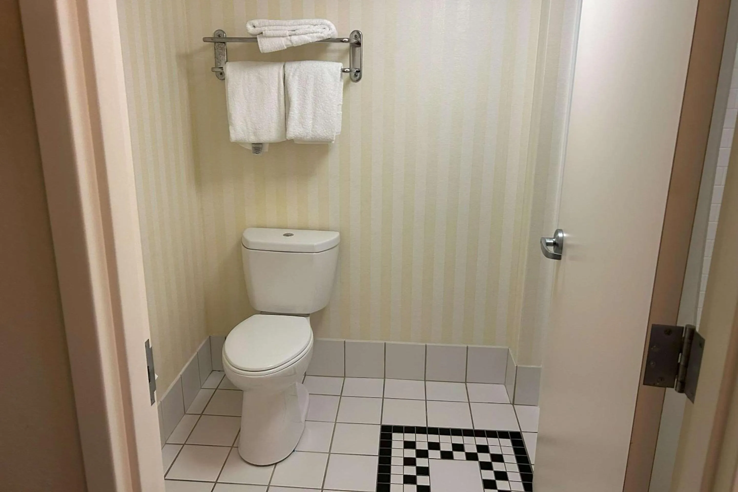 Bedroom in Country Inn & Suites by Radisson, Fayetteville I-95, NC