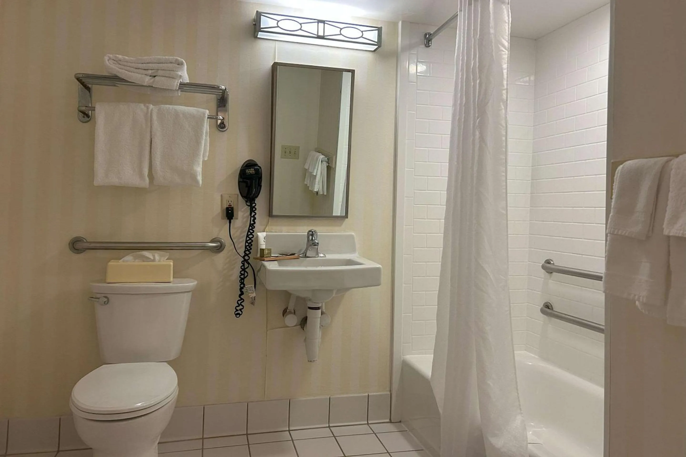 Bedroom in Country Inn & Suites by Radisson, Fayetteville I-95, NC