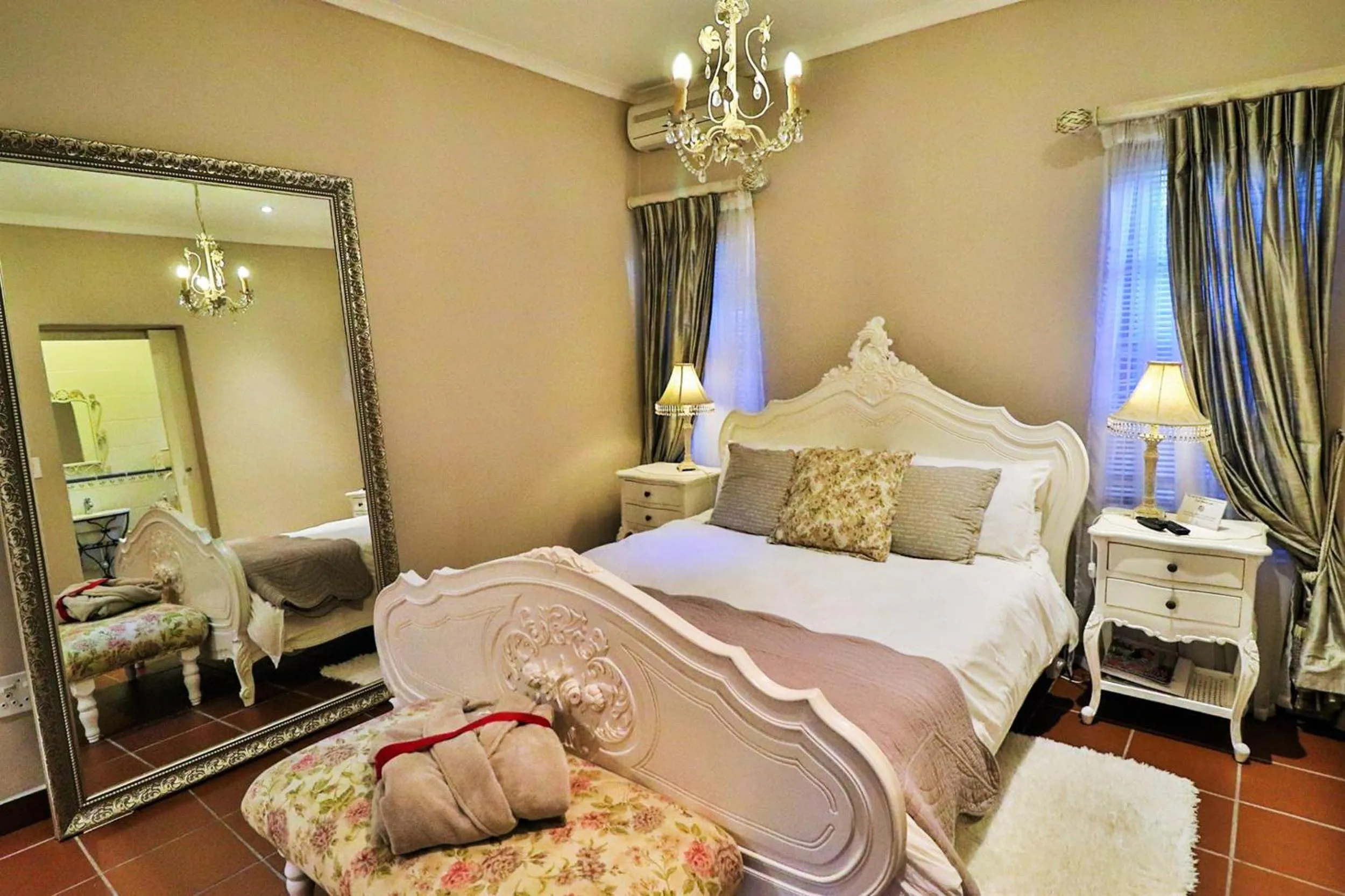 Photo of the whole room, Bed in Lavender House