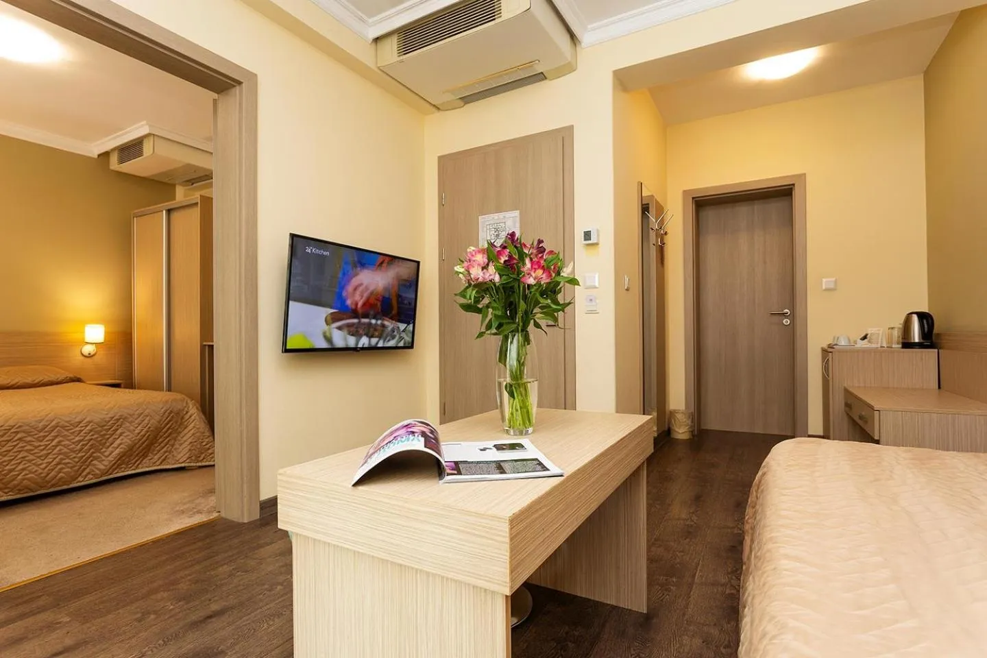 Photo of the whole room, Bed in Geneva Hotel