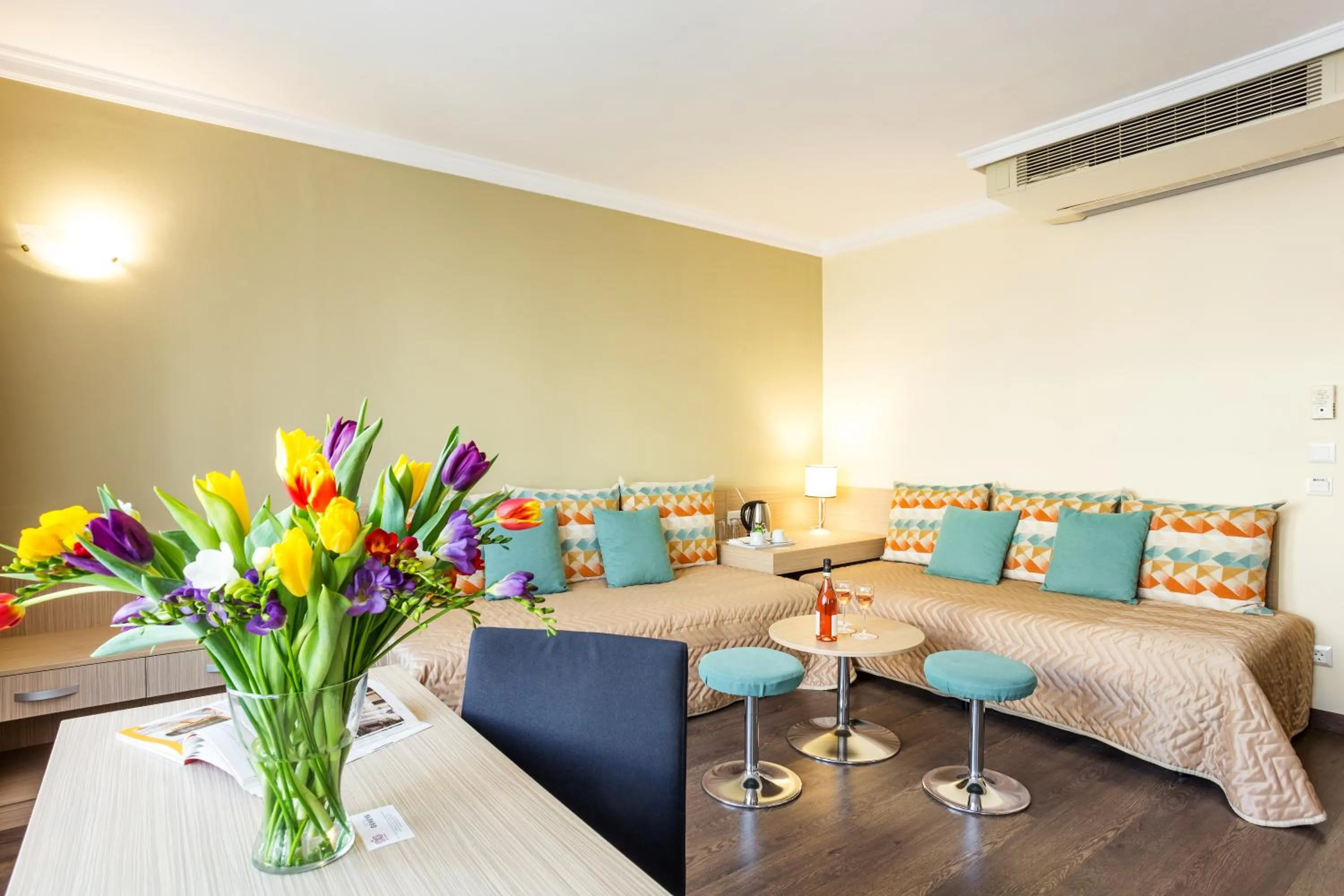 Photo of the whole room in Geneva Hotel