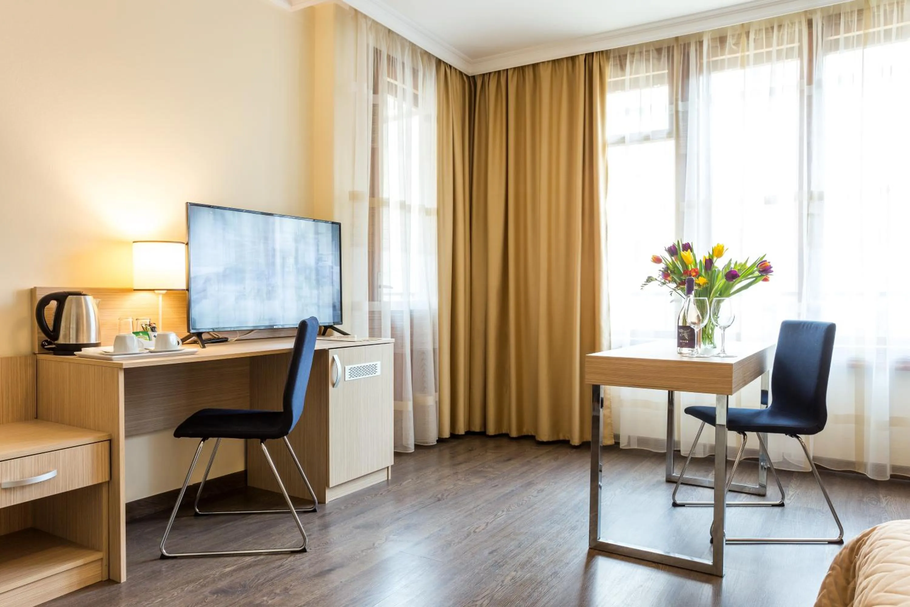 Photo of the whole room in Geneva Hotel