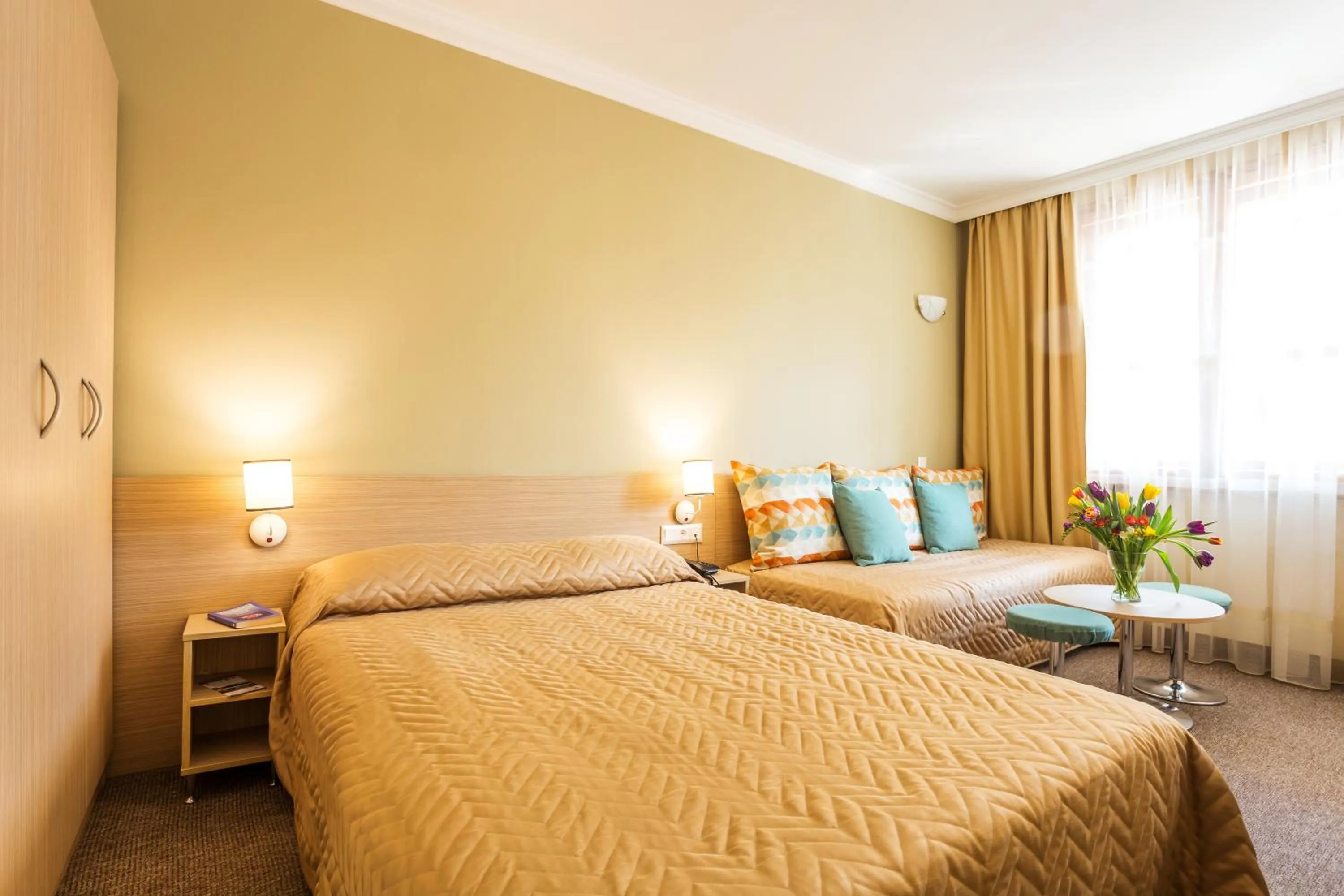 Photo of the whole room, Bed in Geneva Hotel