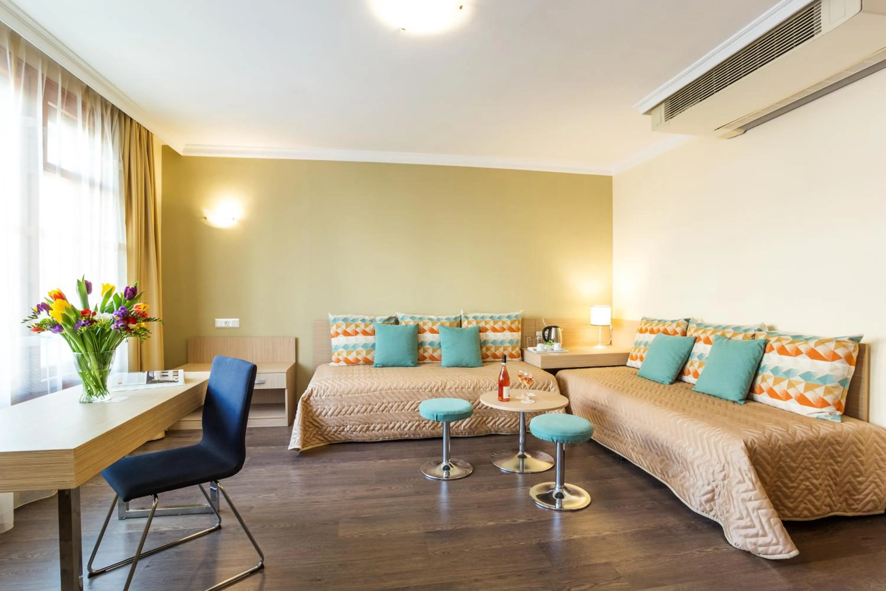 Photo of the whole room in Geneva Hotel