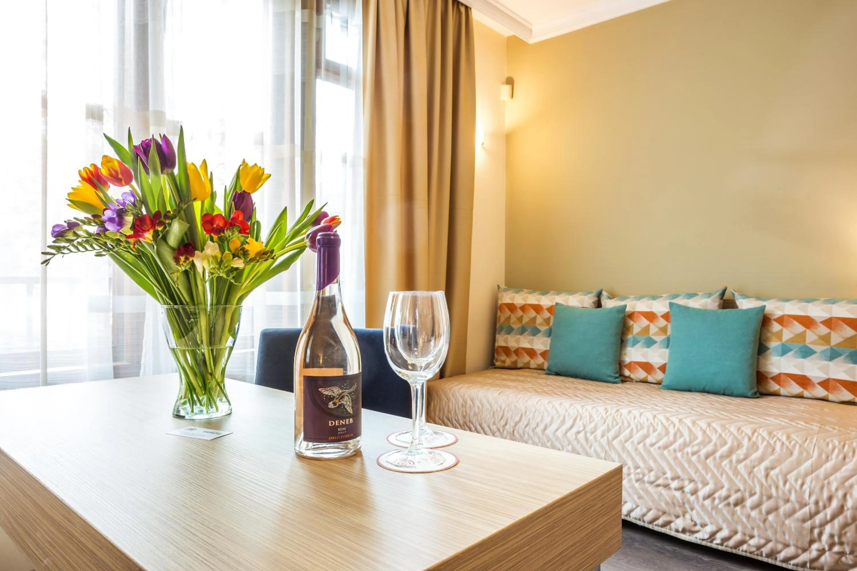 Photo of the whole room, Bed in Geneva Hotel