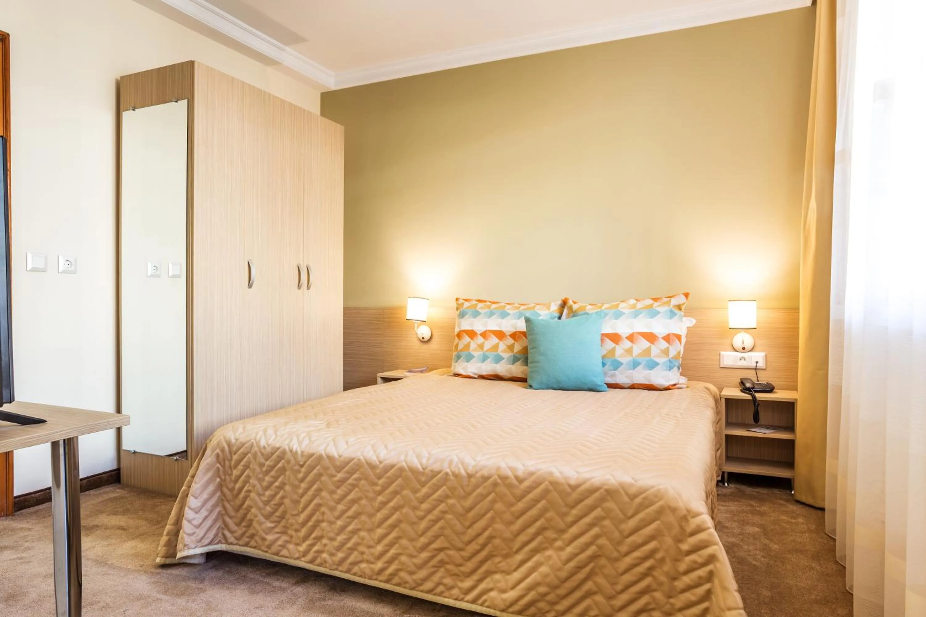 Photo of the whole room, Bed in Geneva Hotel