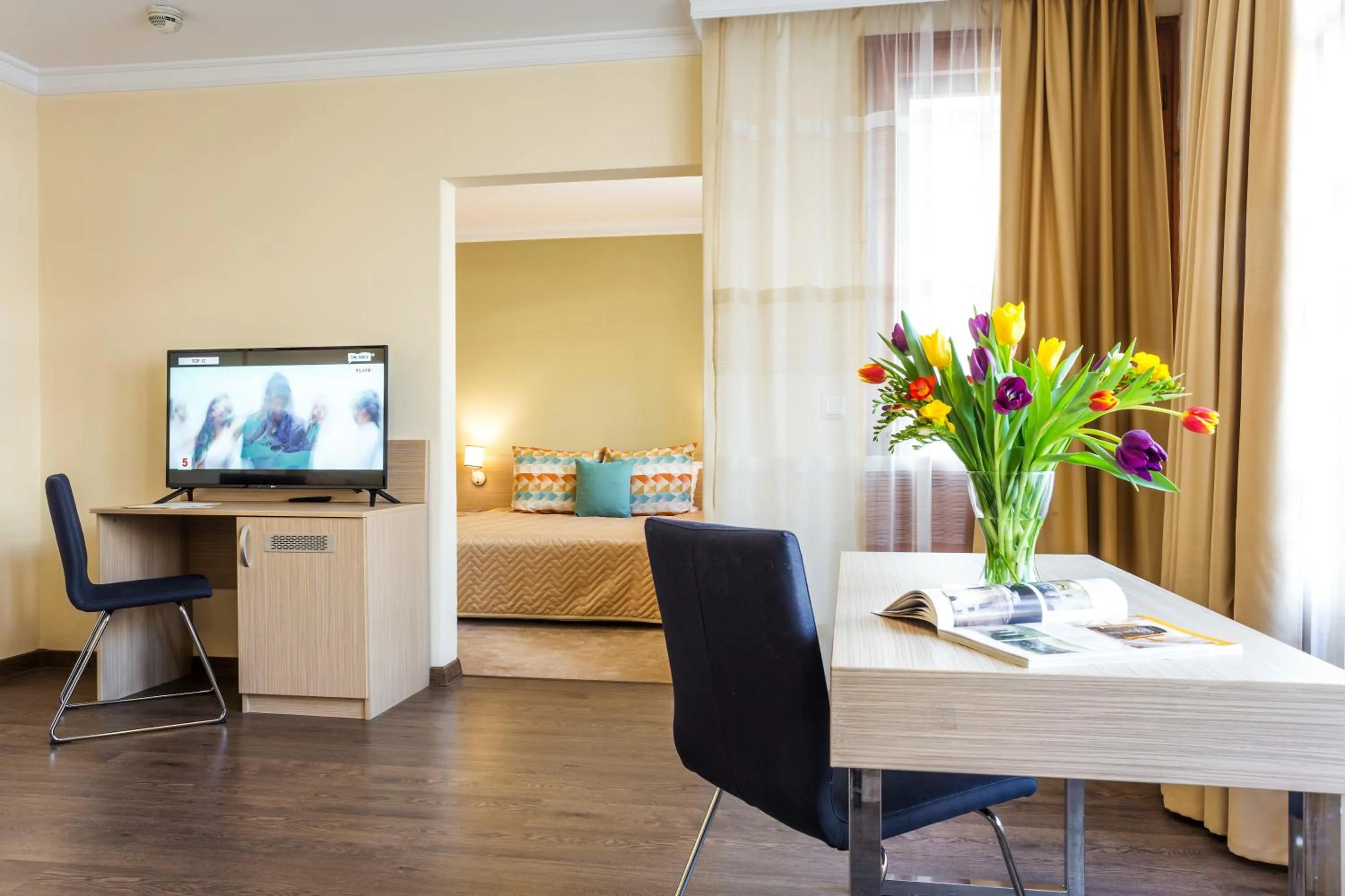 Photo of the whole room in Geneva Hotel