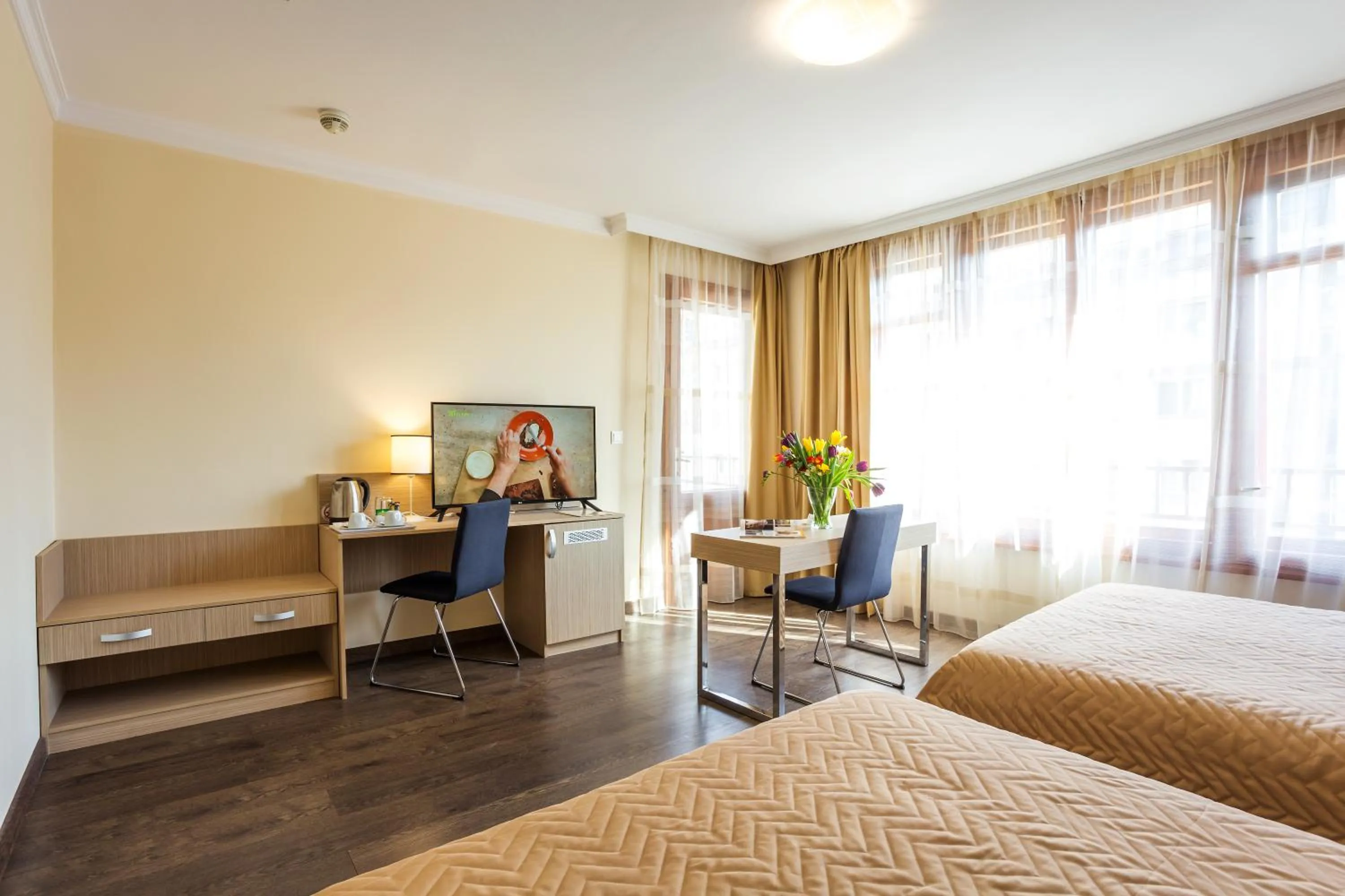 Photo of the whole room, Bed in Geneva Hotel