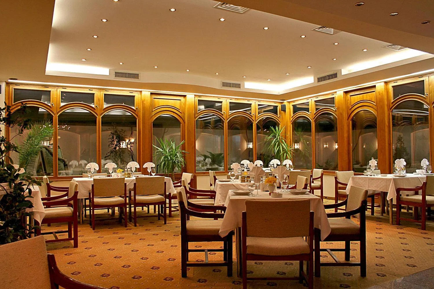 Restaurant/places to eat in Geneva Hotel