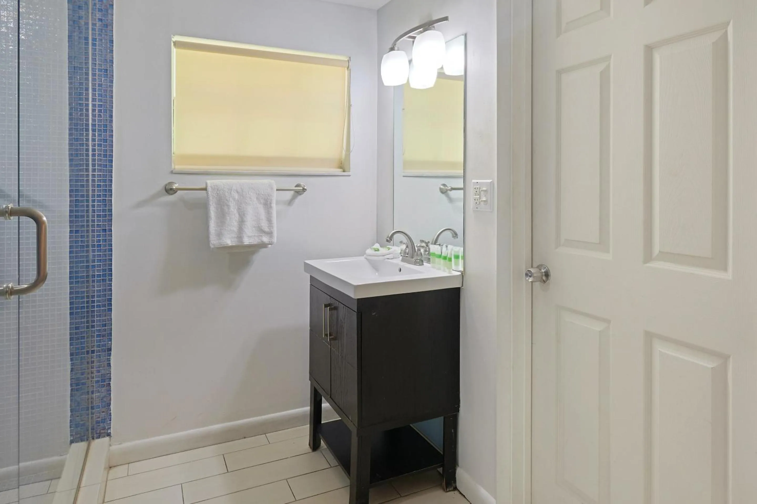 Bathroom in OYO Hotel Coral Gables - Miami Airport