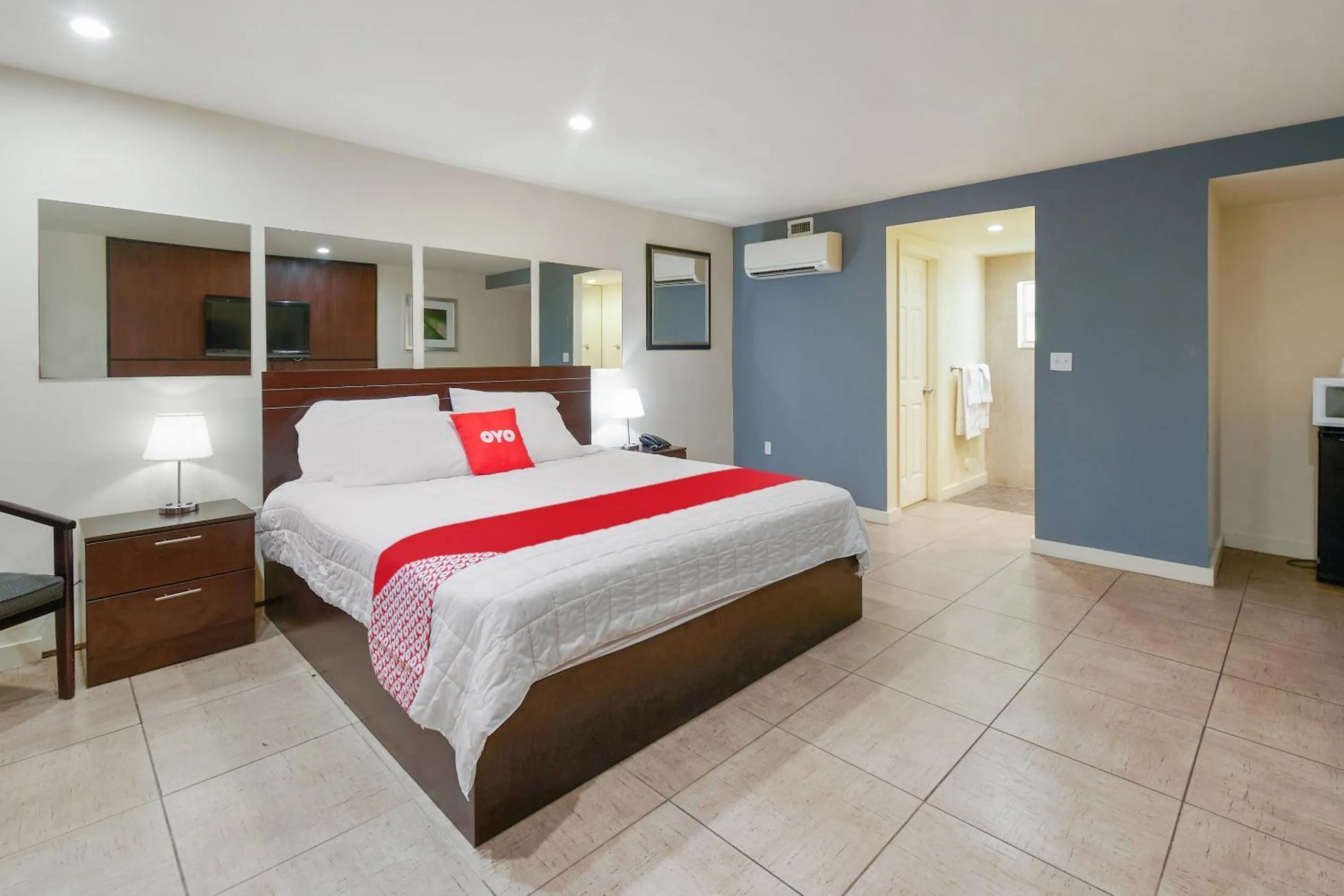 Bedroom, Bed in OYO Hotel Coral Gables - Miami Airport