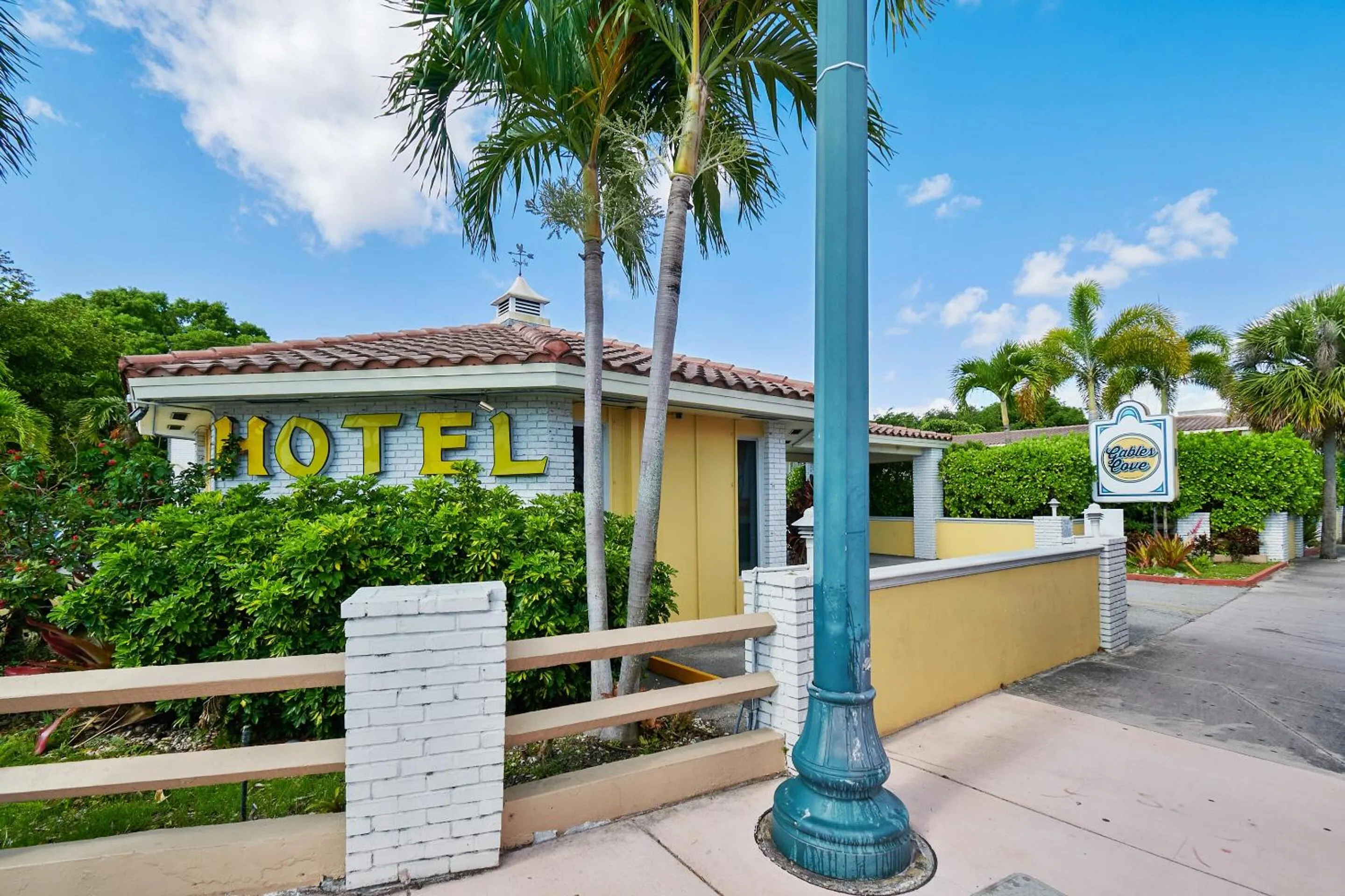 Facade/entrance in OYO Hotel Coral Gables - Miami Airport