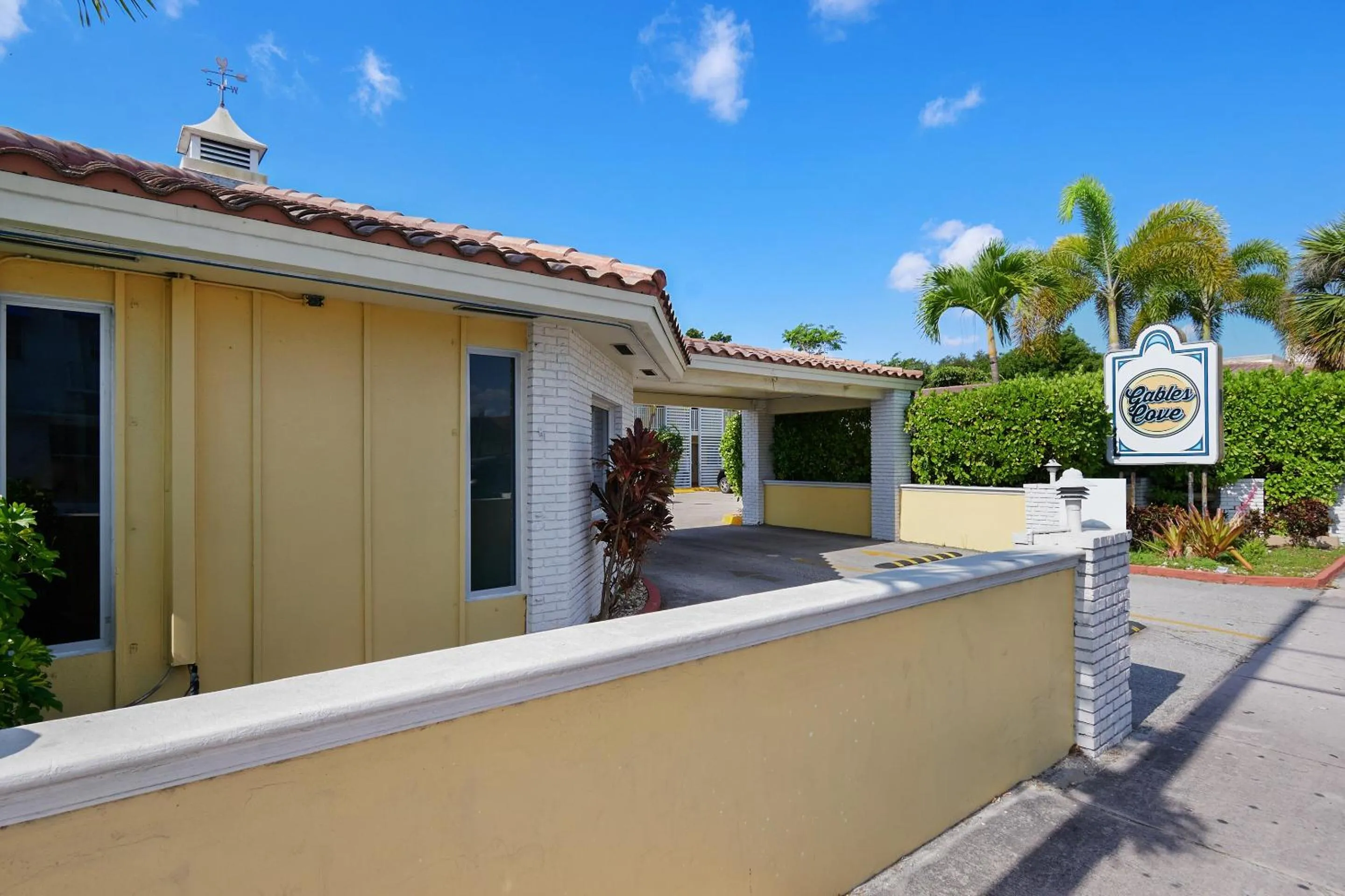 Facade/entrance in OYO Hotel Coral Gables - Miami Airport