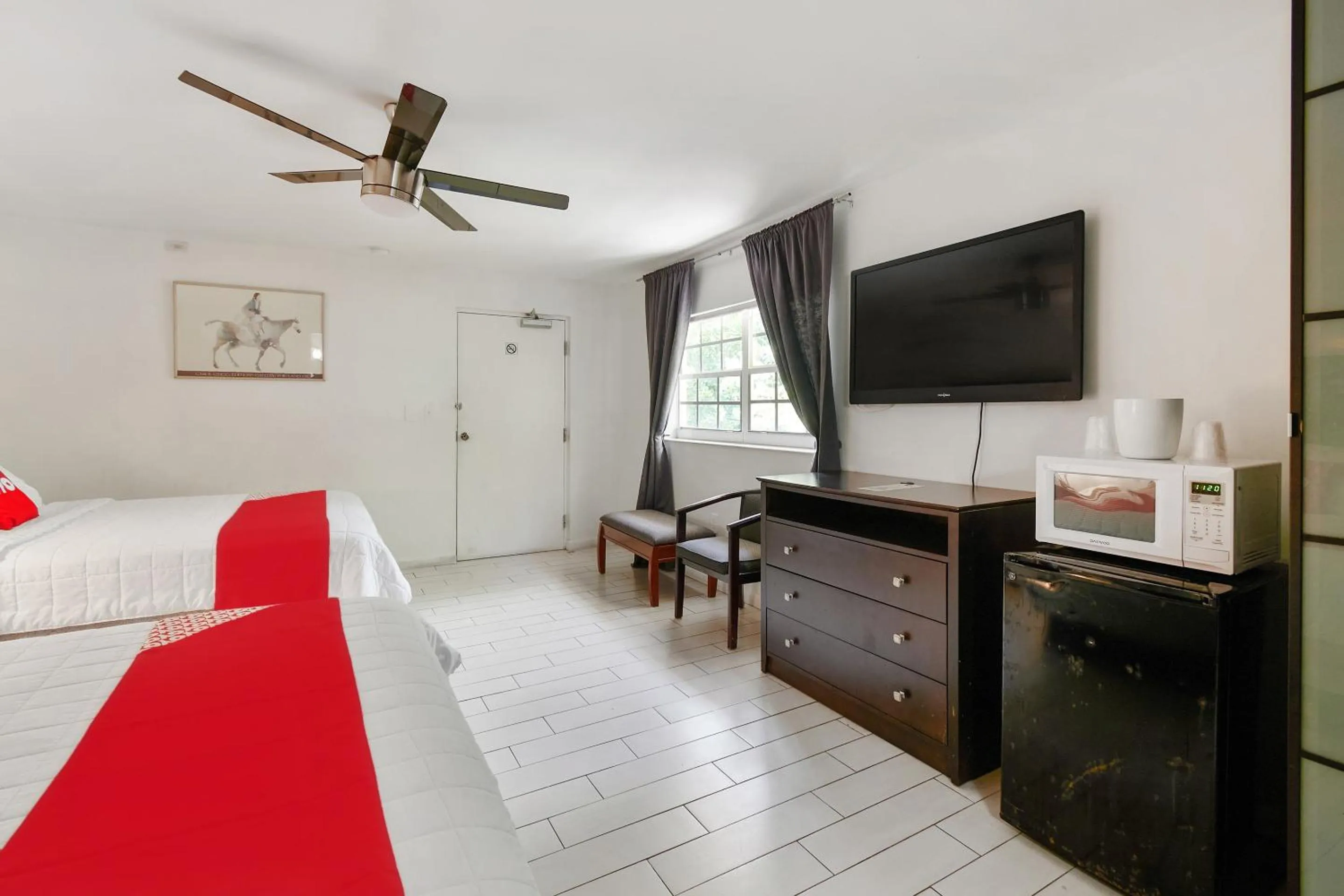 Bedroom, Bed in OYO Hotel Coral Gables - Miami Airport