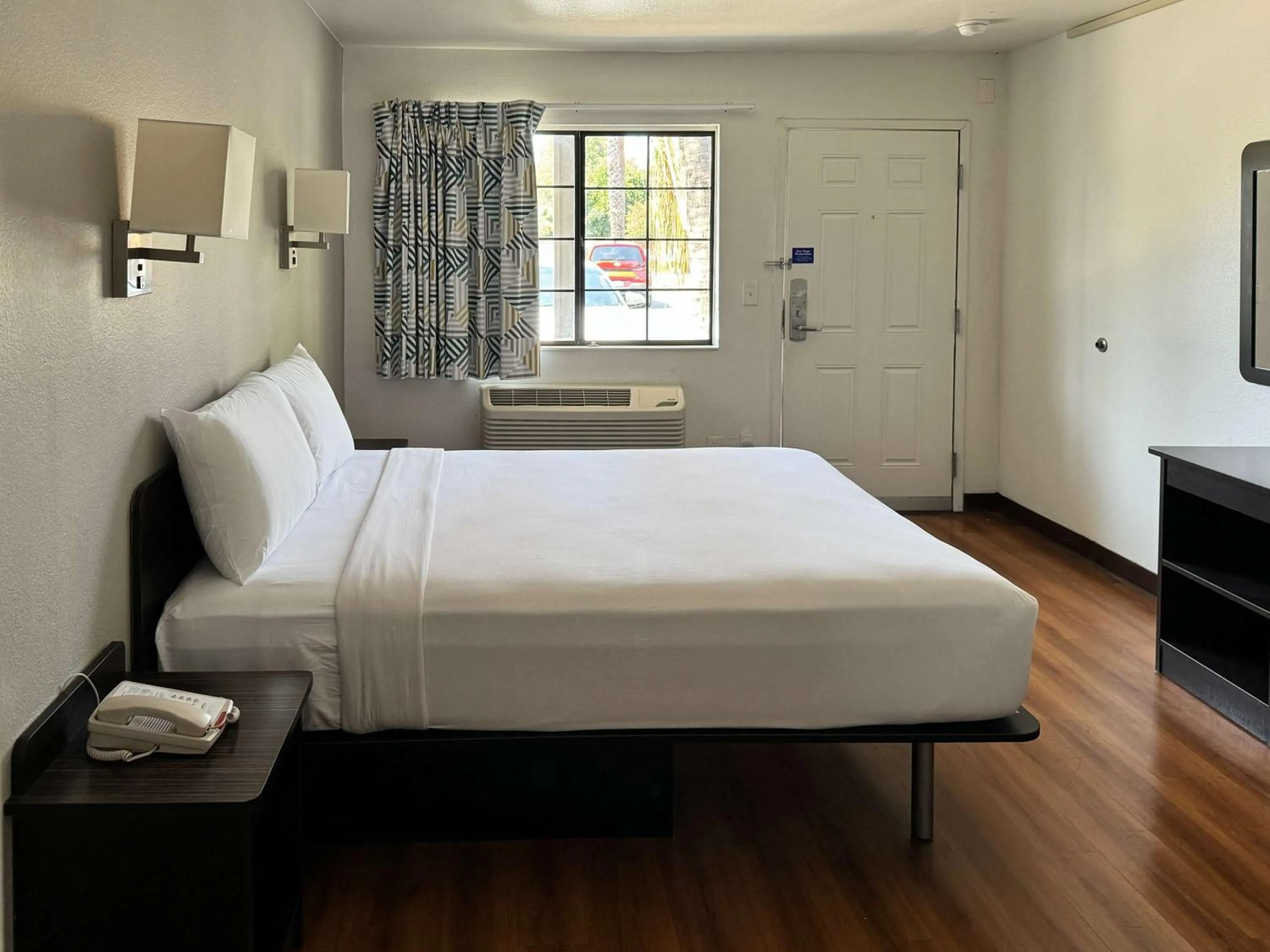 Bedroom, Bed in Motel 6-Pomona, CA - Los Angeles