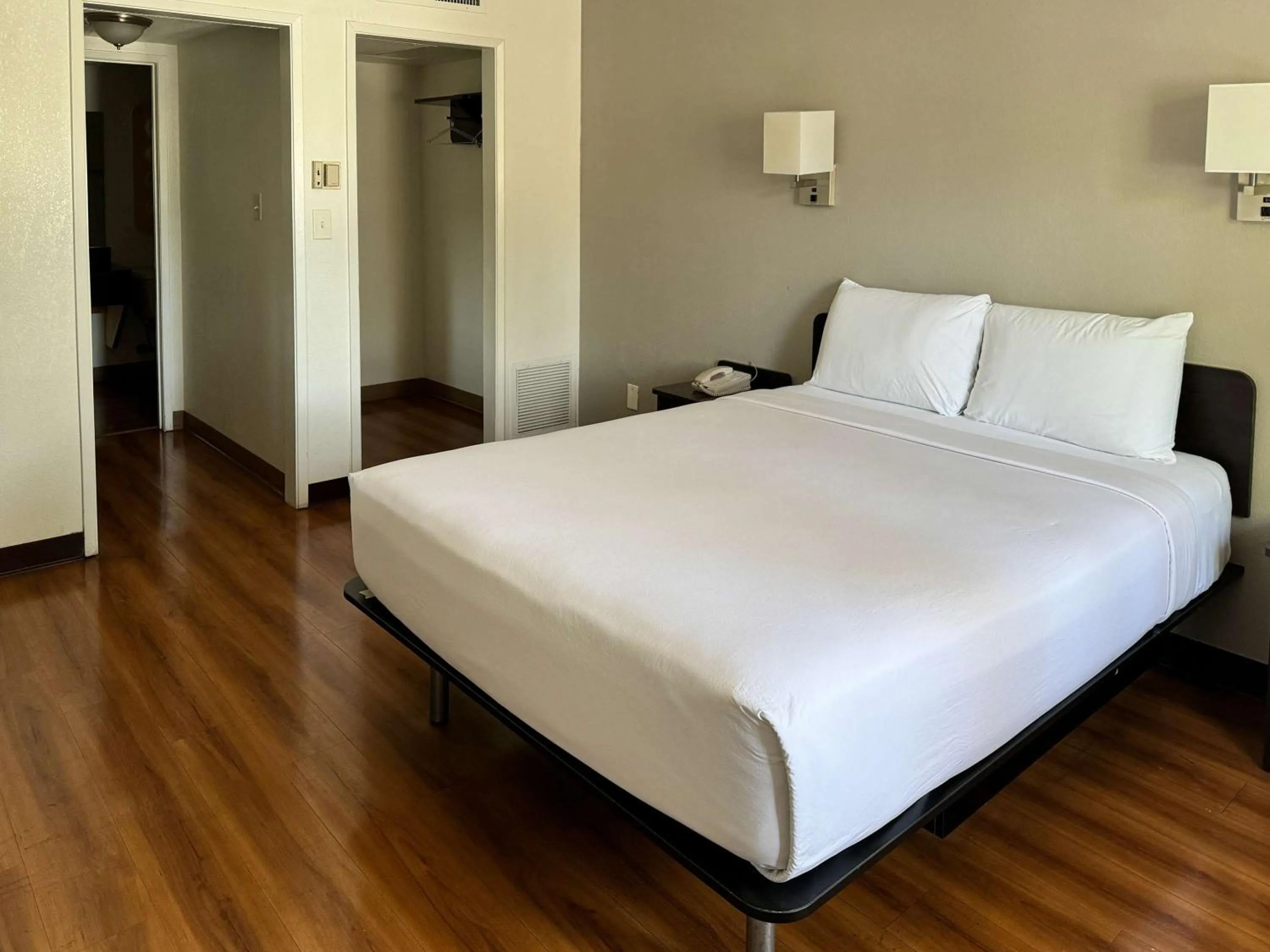 Bedroom, Bed in Motel 6-Pomona, CA - Los Angeles