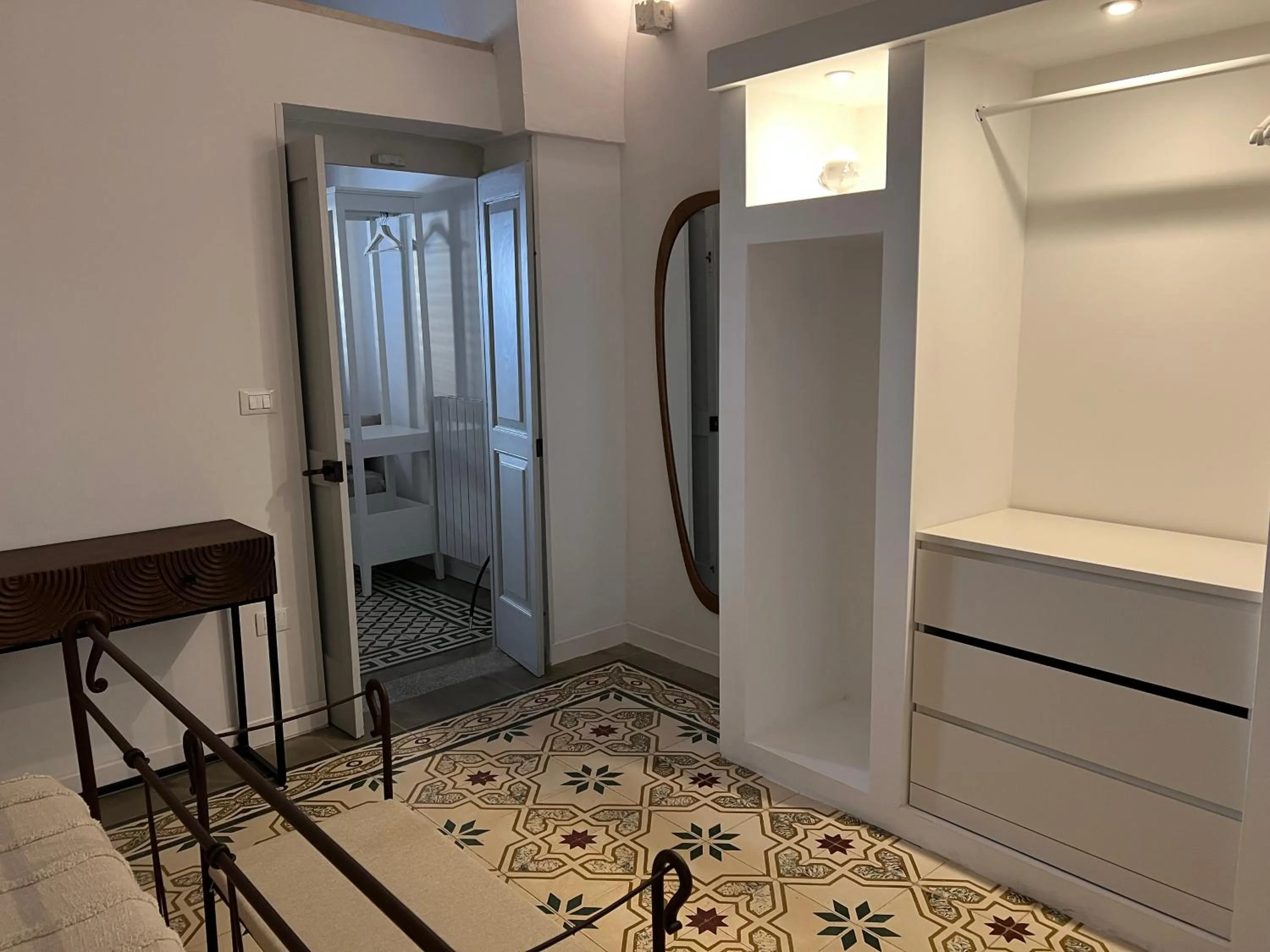 wardrobe in Notos b&b