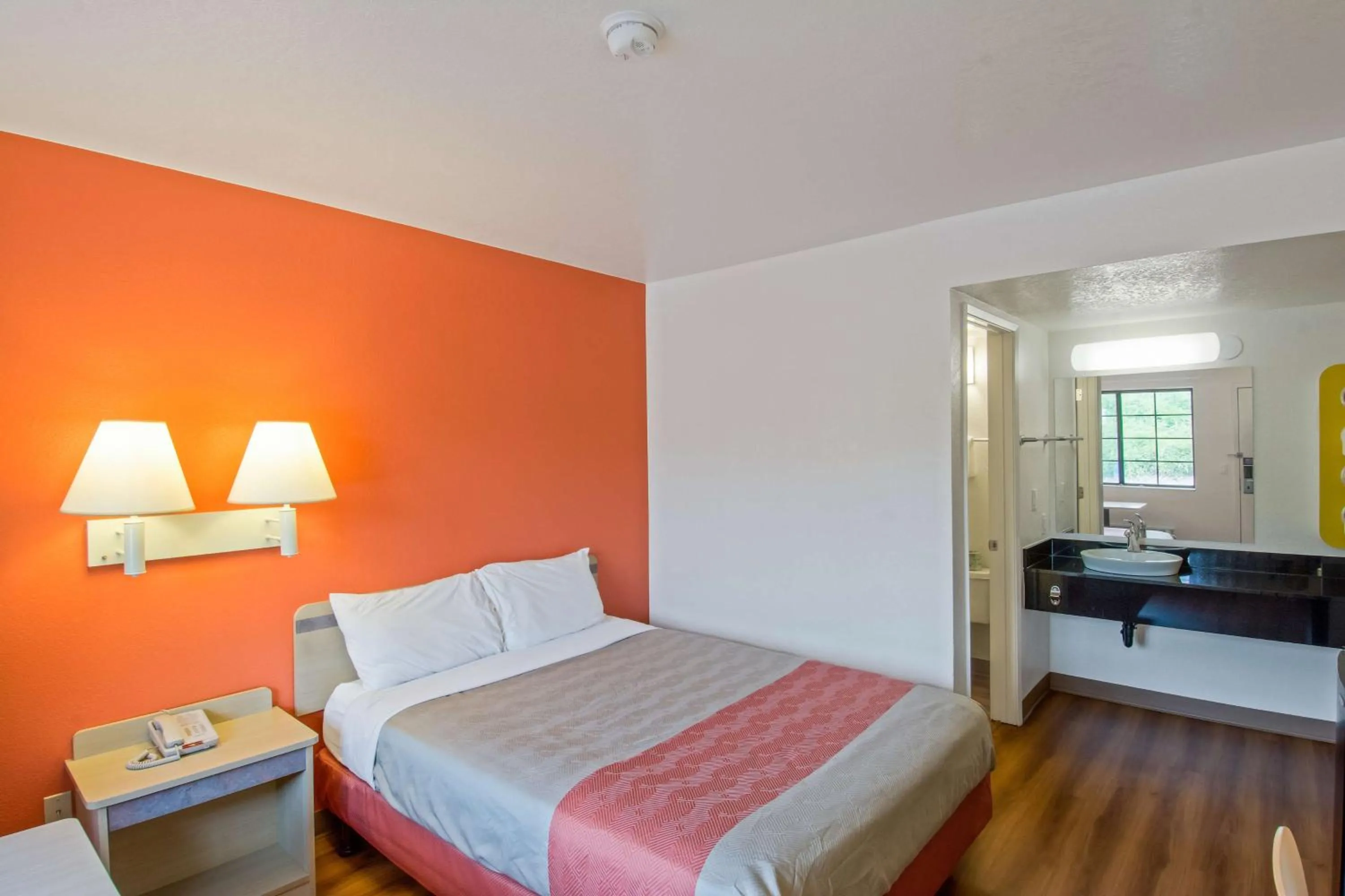 Bedroom, Bed in Motel 6-Redding, CA - South