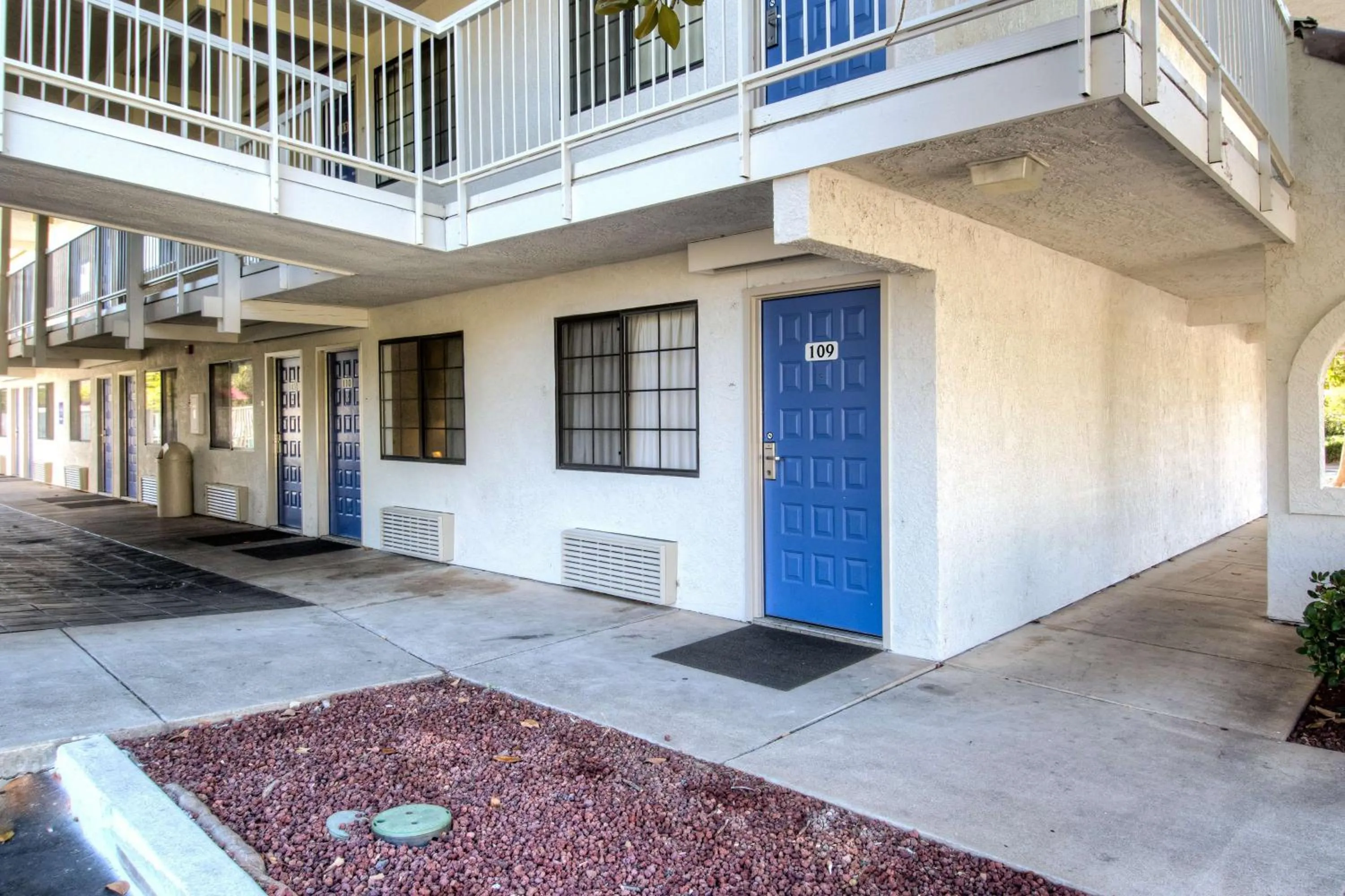 Property building in Motel 6-Redding, CA - South