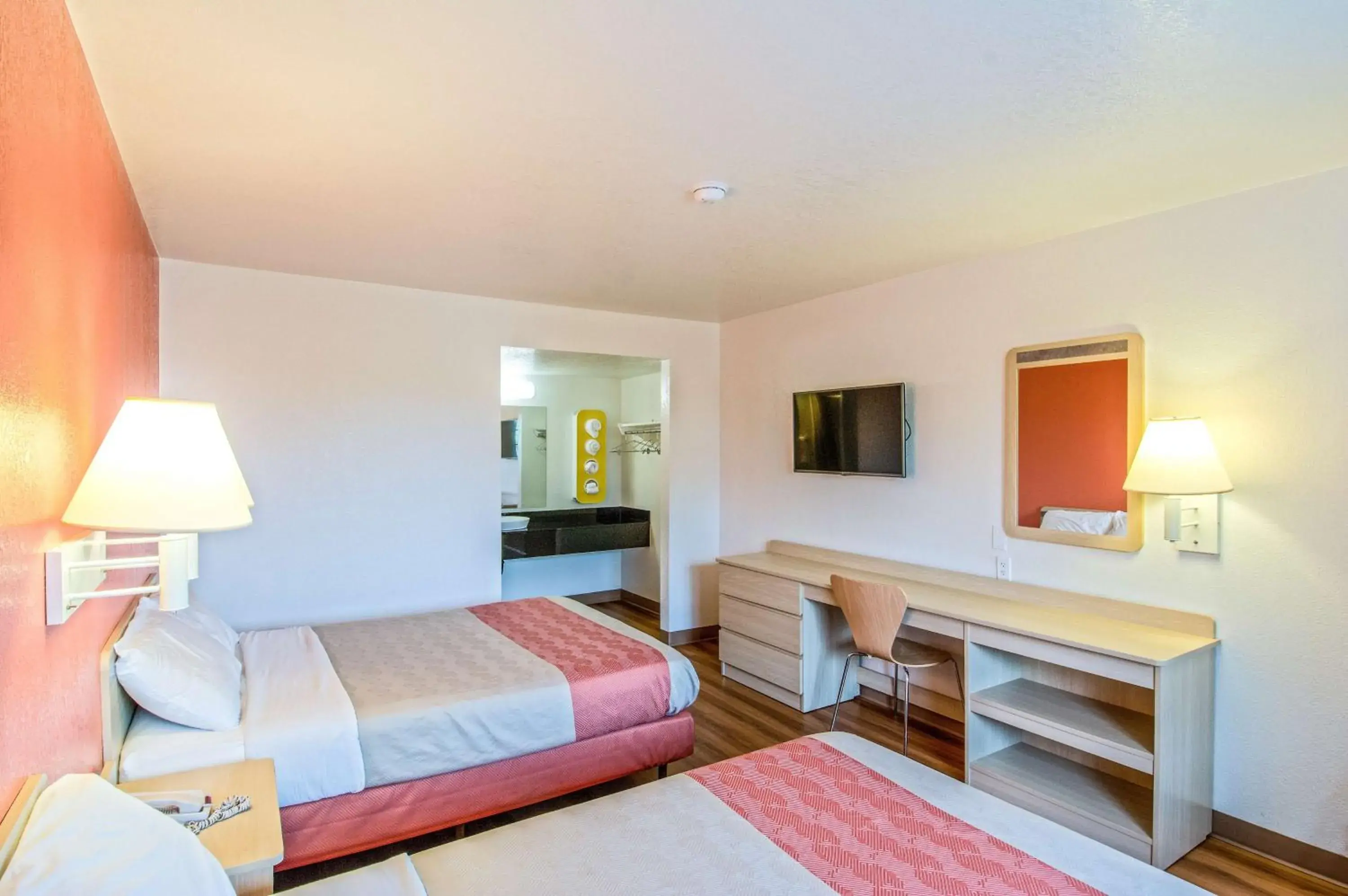 Premium Quadruple Room - single occupancy in Motel 6-Redding, CA - South Premium Quadruple Room - single occupancy in Motel 6-Redding, CA - South