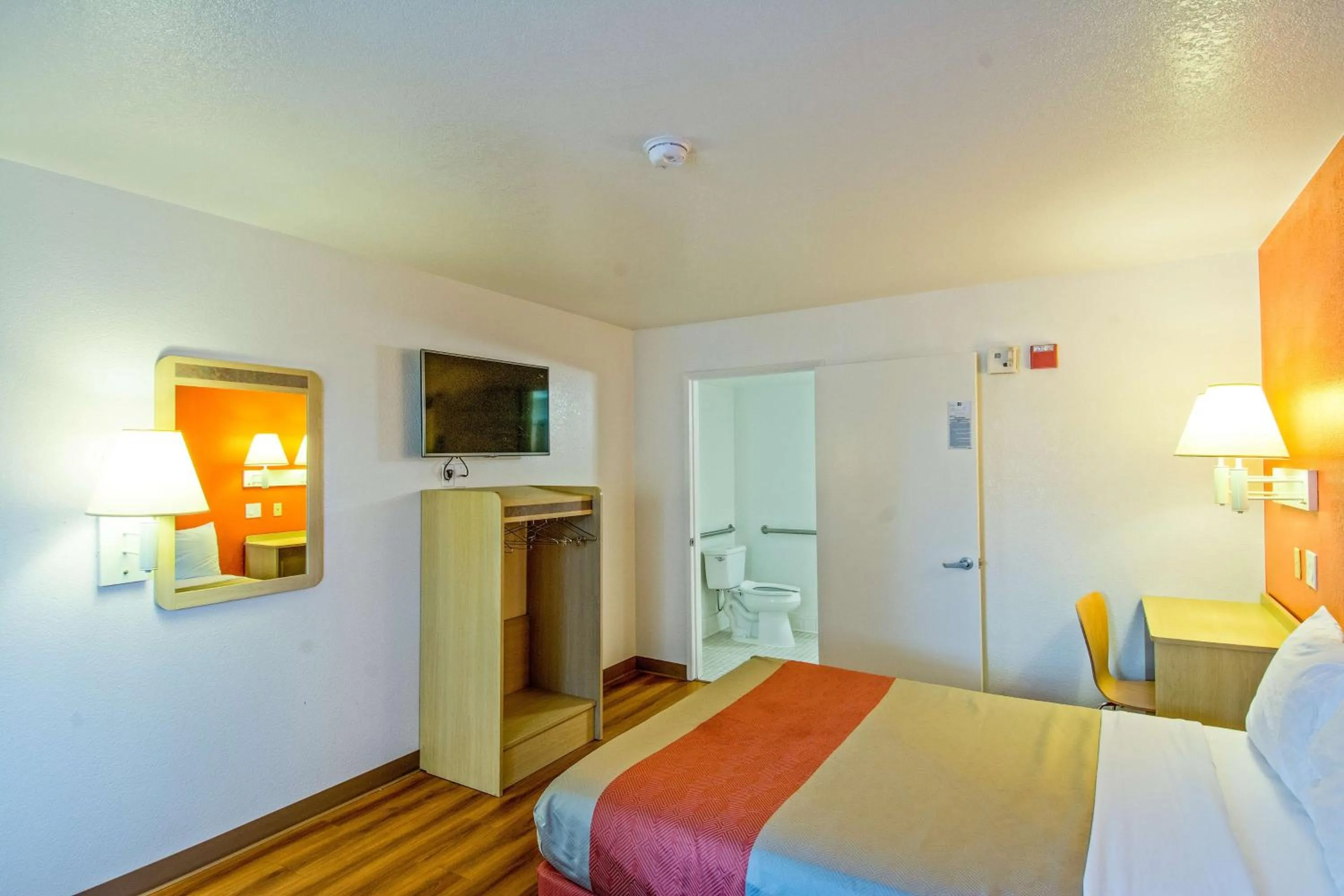TV and multimedia, Bed in Motel 6-Redding, CA - South