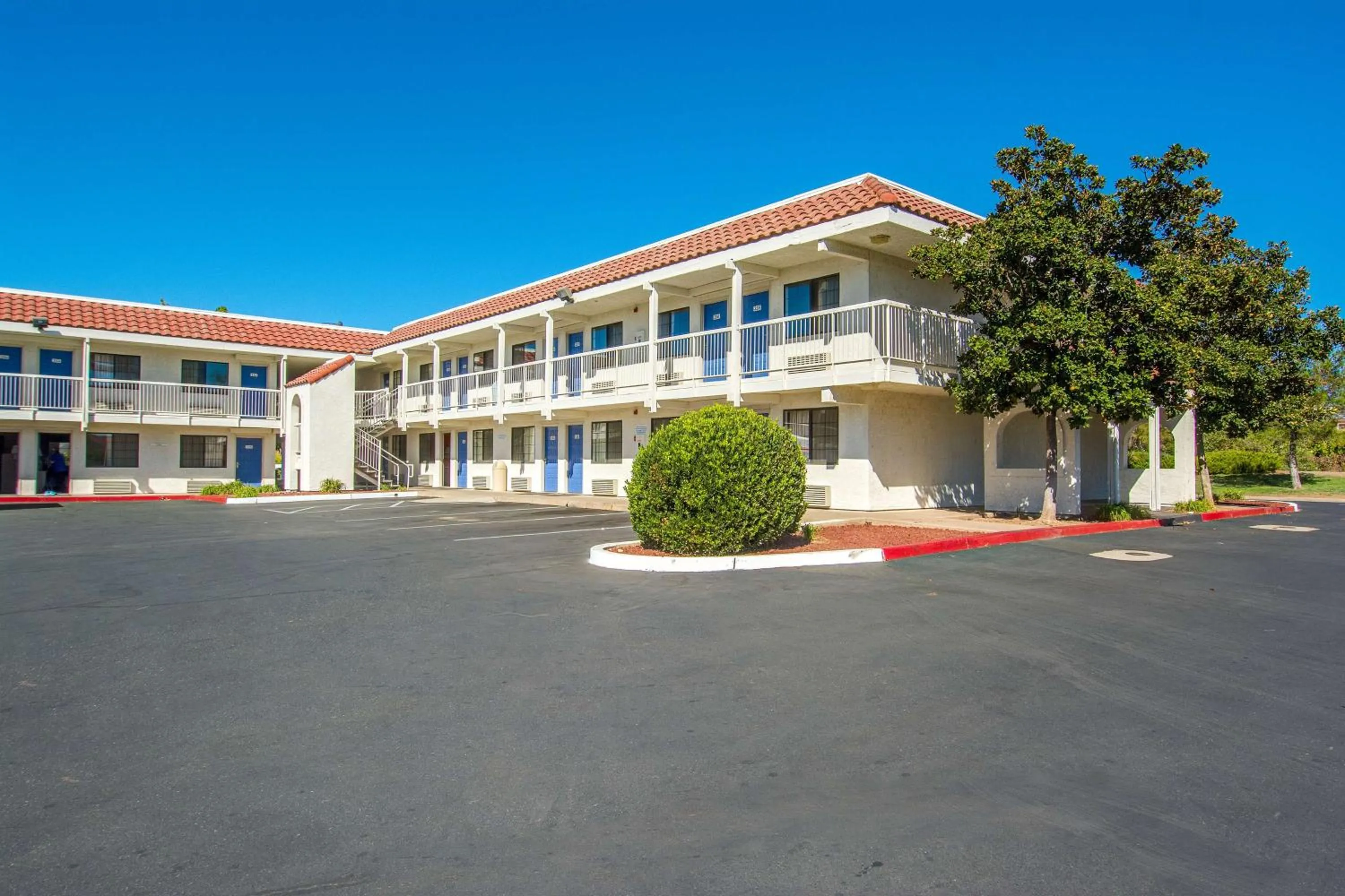 Property building in Motel 6-Redding, CA - South