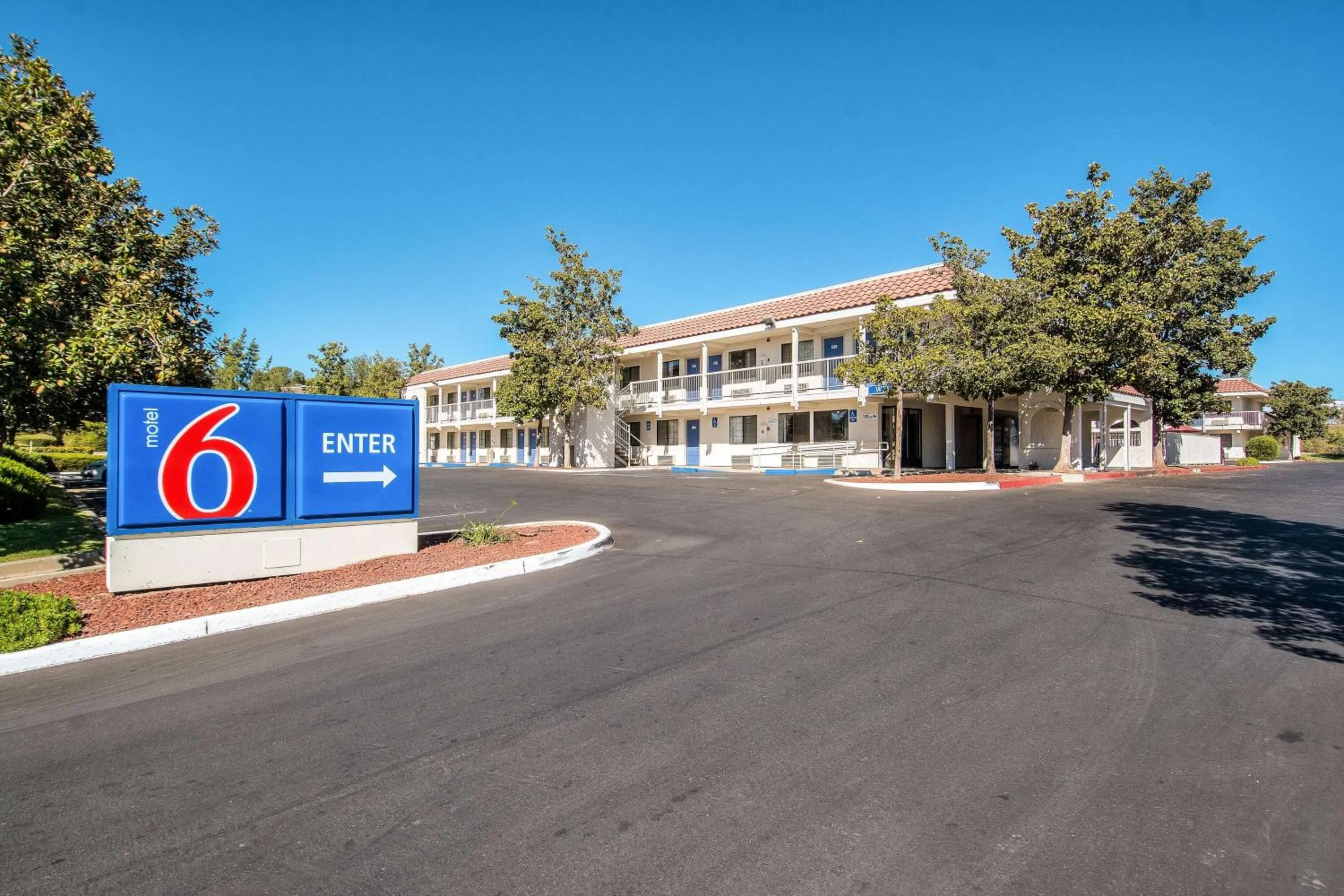 Property building in Motel 6-Redding, CA - South