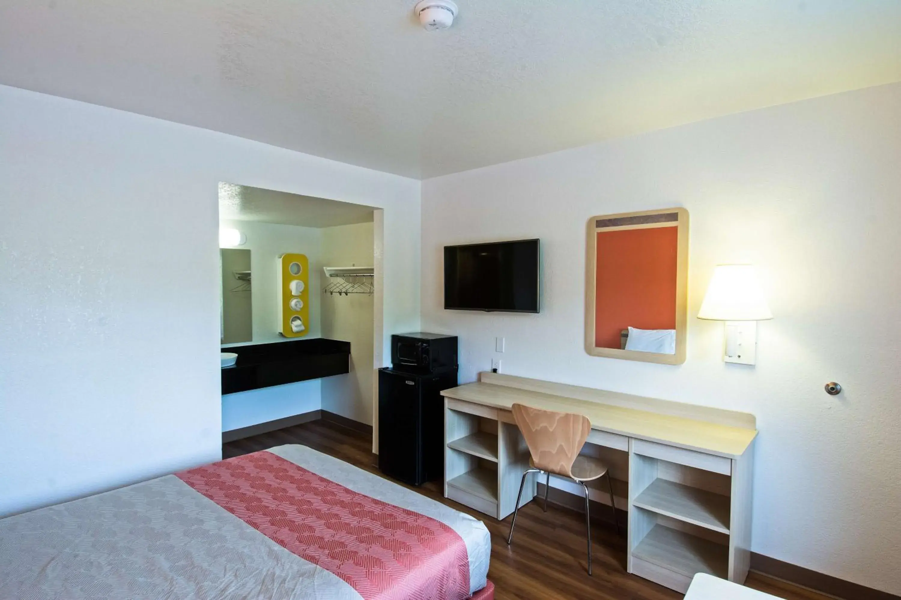 Superior Queen Room - single occupancy in Motel 6-Redding, CA - South Superior Queen Room - single occupancy in Motel 6-Redding, CA - South