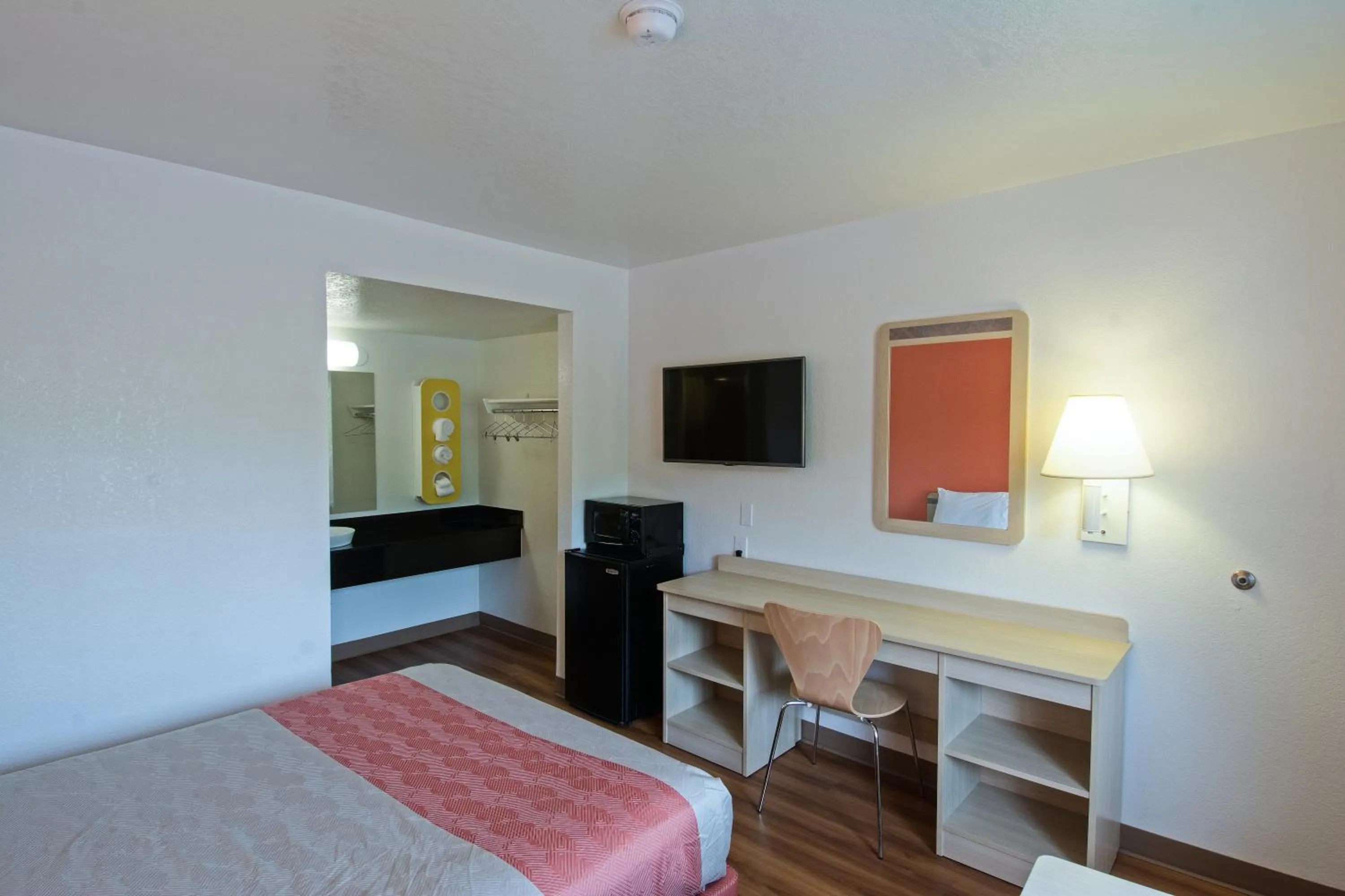 Bedroom, Bed in Motel 6-Redding, CA - South