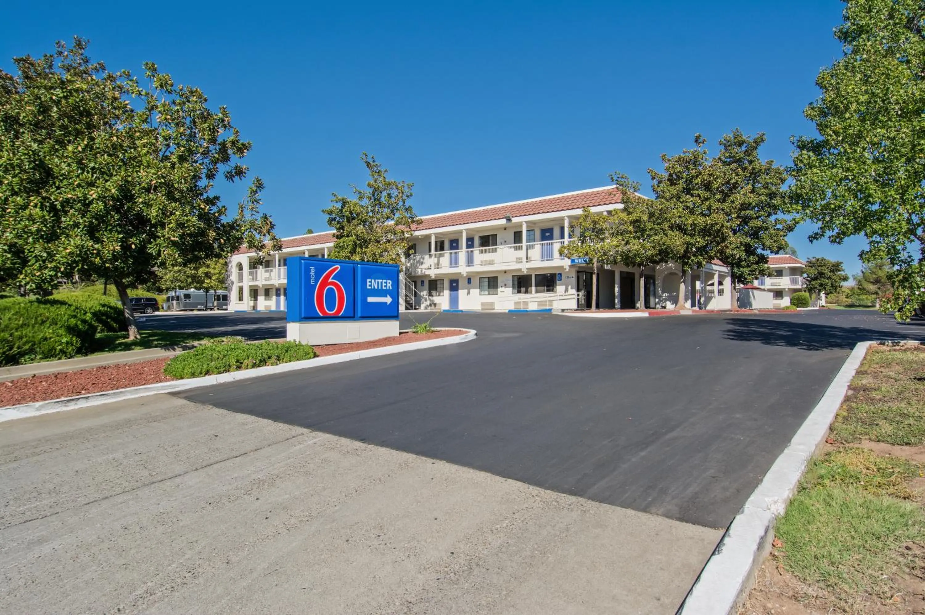 Facade/entrance in Motel 6-Redding, CA - South