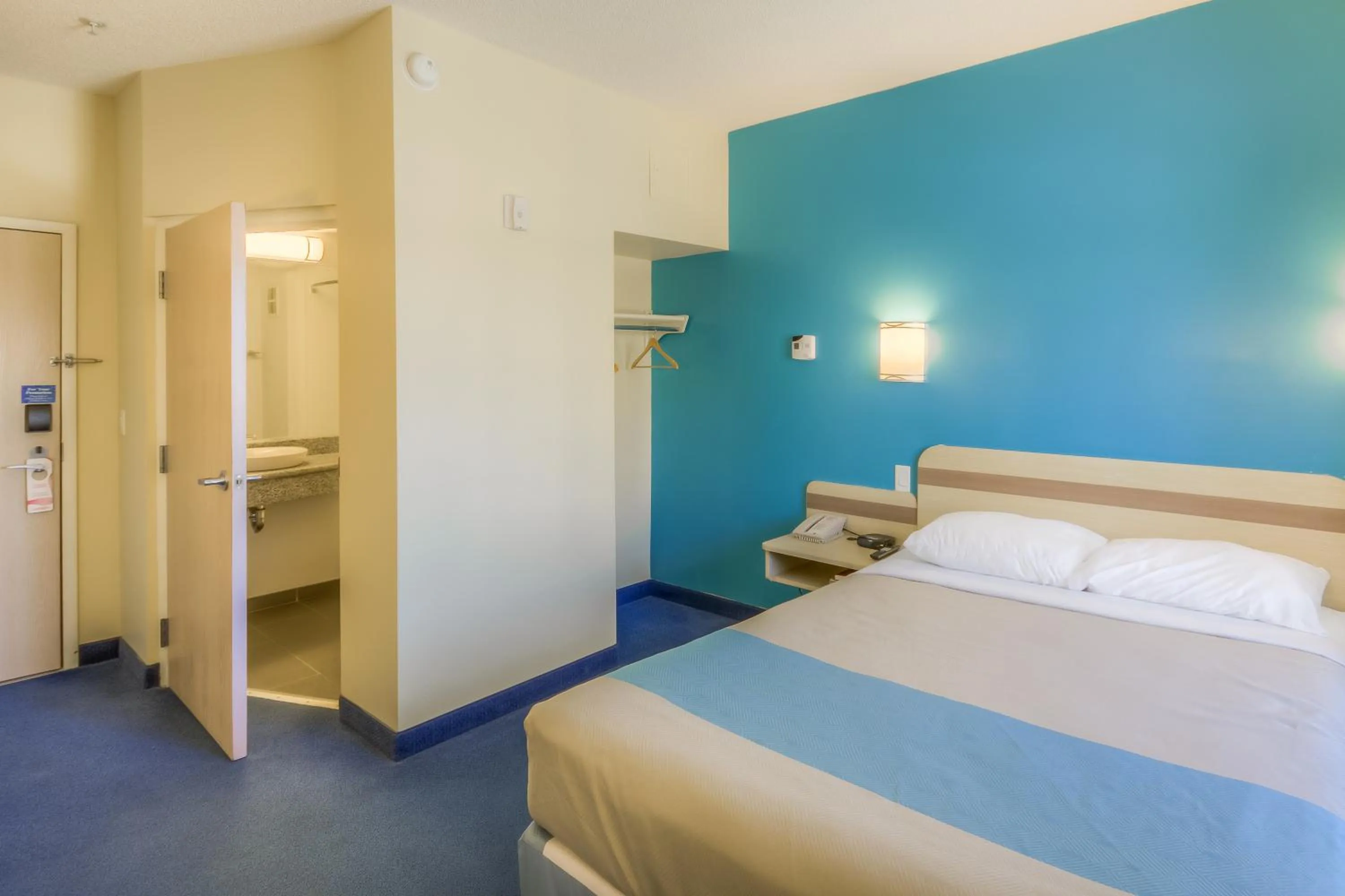 Bedroom, Bed in Aurora Inn Estevan