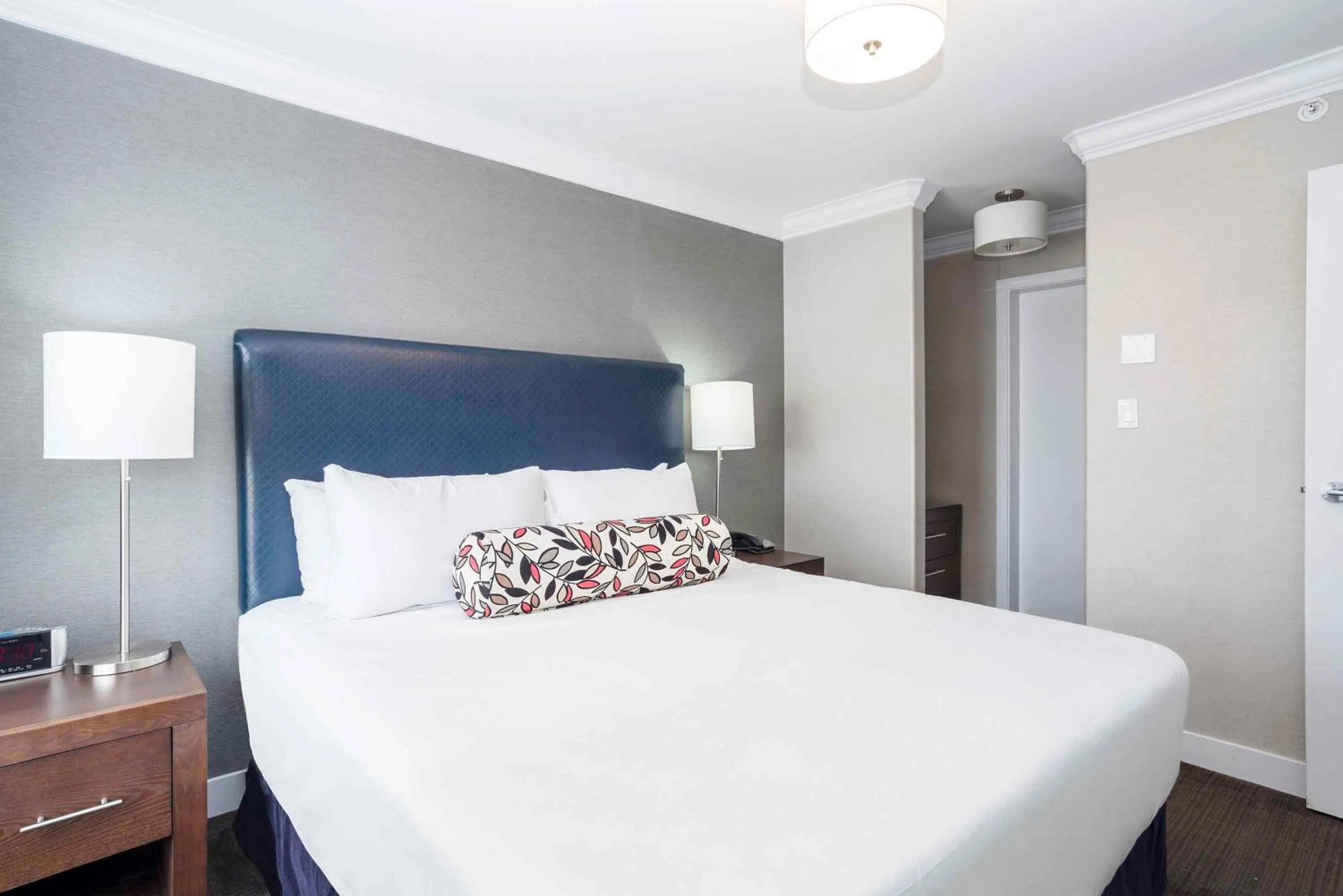 Photo of the whole room, Bed in Sandman Signature Prince George Hotel