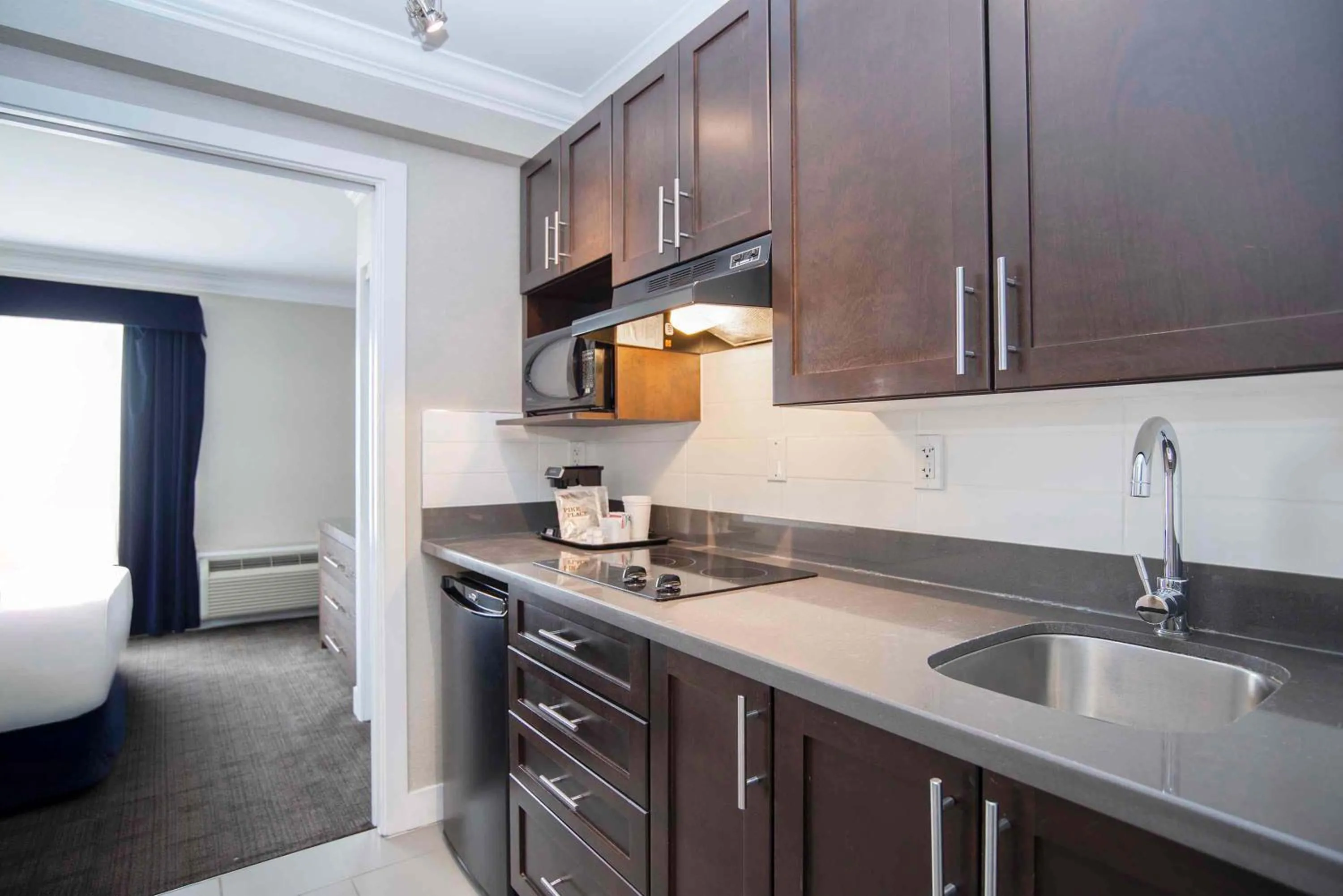 Photo of the whole room in Sandman Signature Prince George Hotel