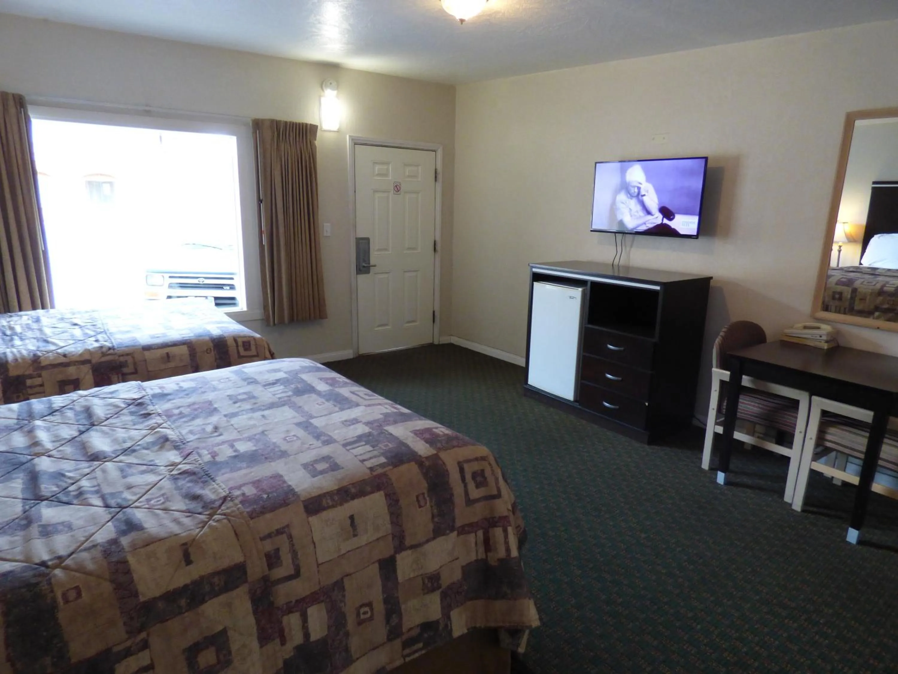 Photo of the whole room, Bed in Sands Motel