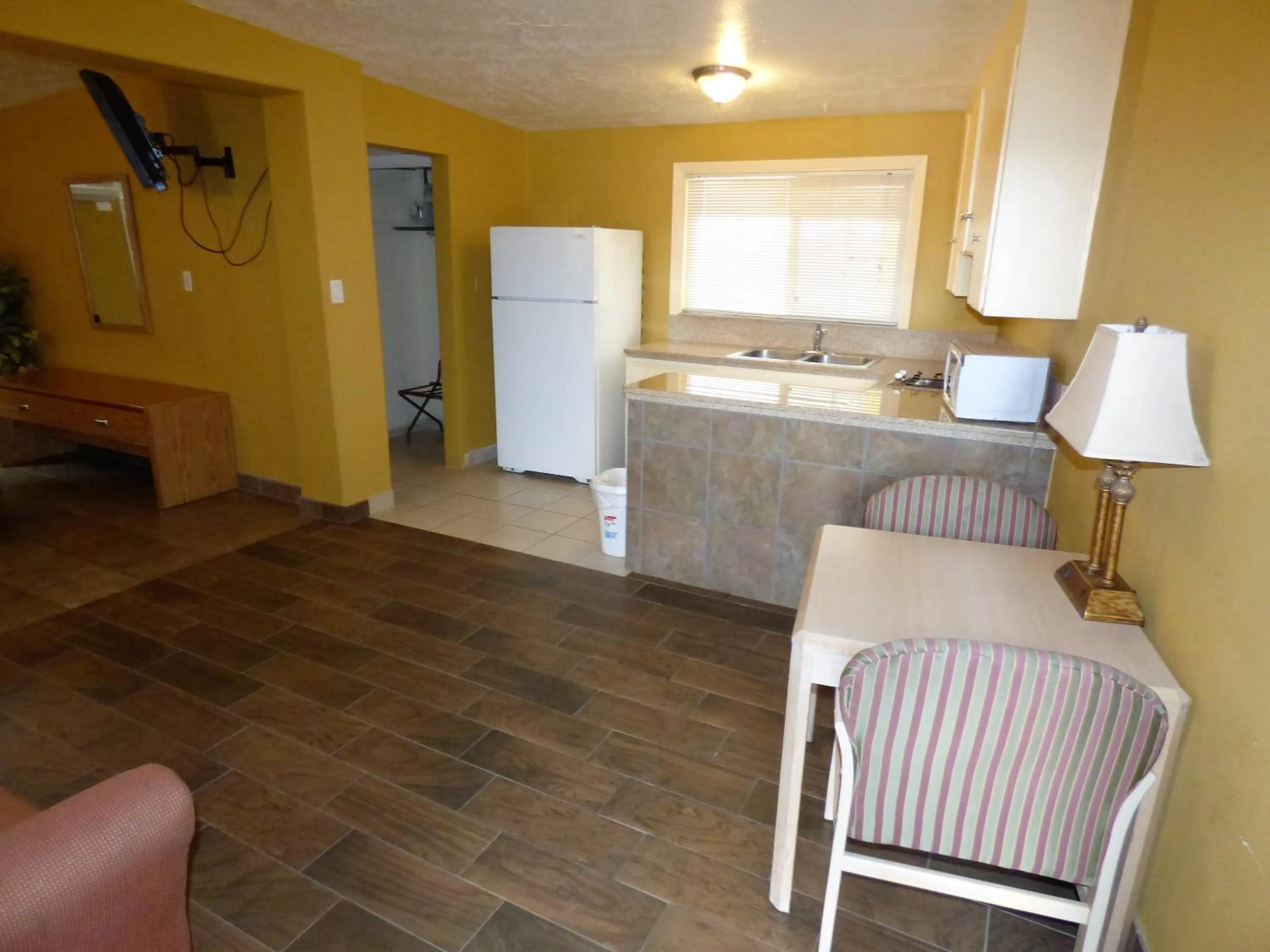 Kitchen or kitchenette in Sands Motel